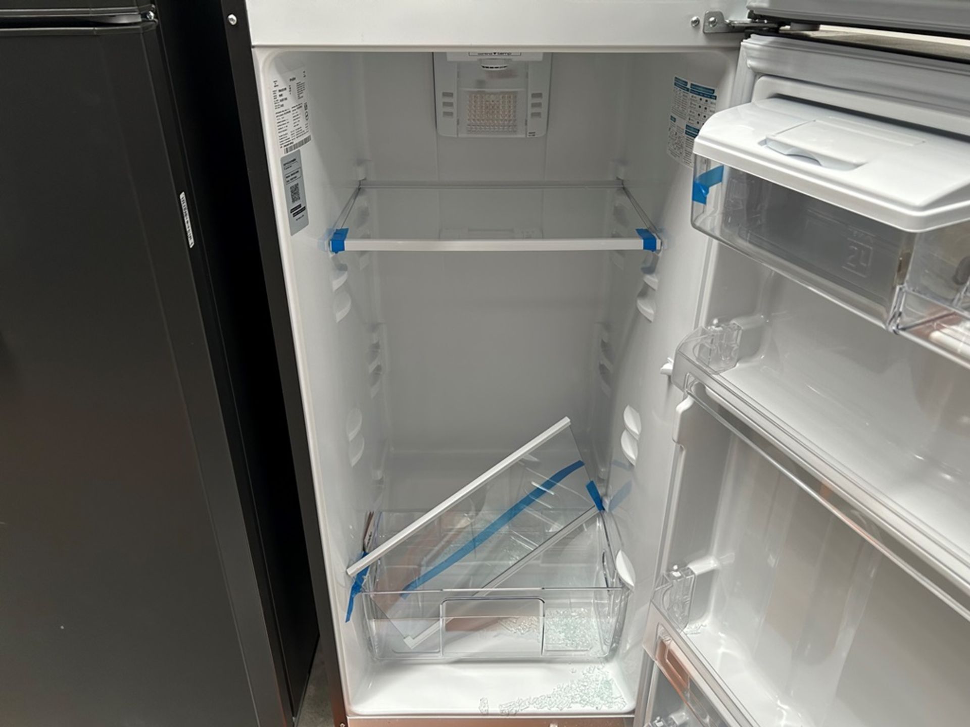 Lote de 2 refrigeradores contiene: 1 refrigerador con dispensador de agua Marca MABE, Modelo RMA300 - Image 14 of 18