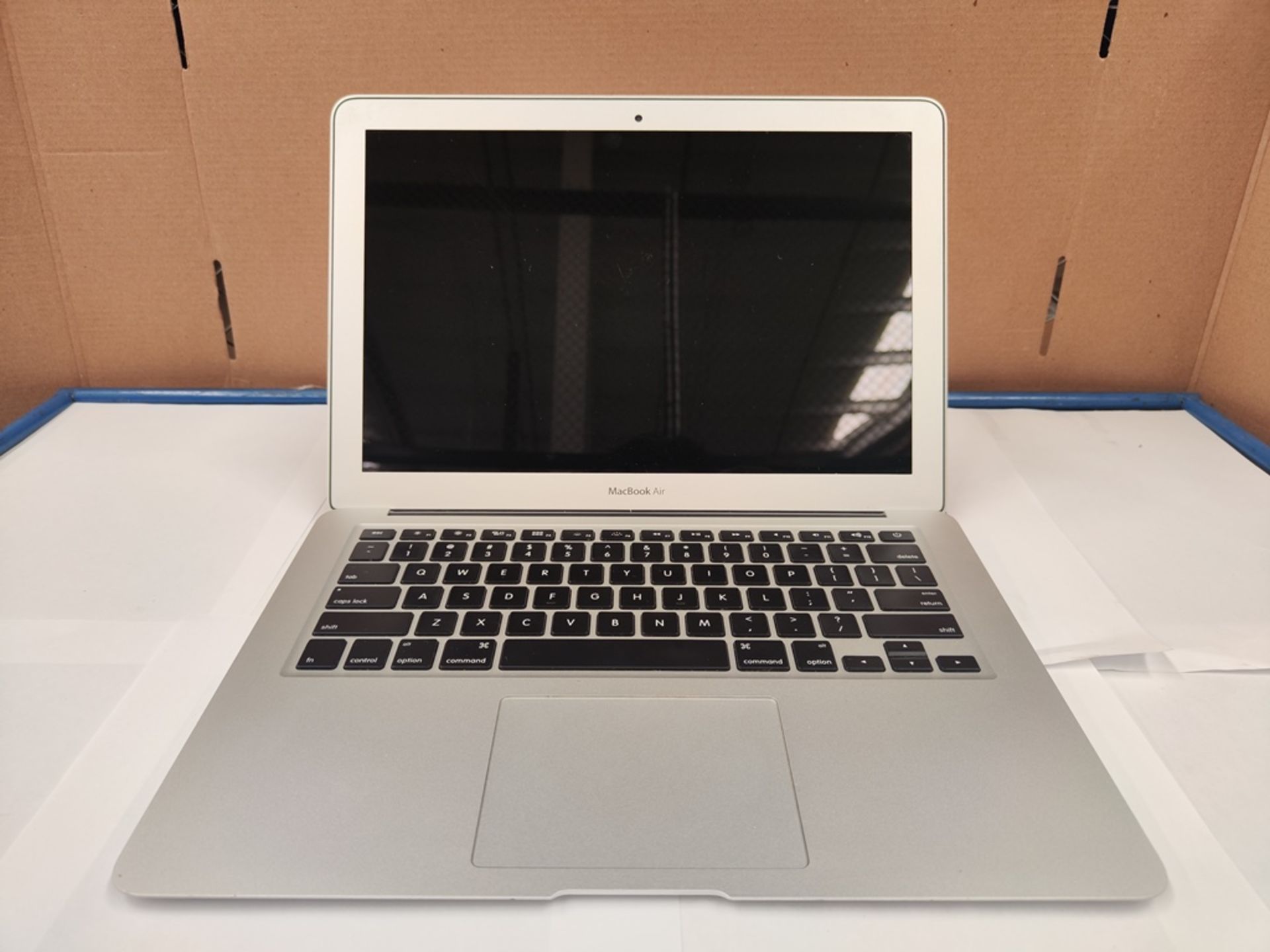 MacBook Air de 13", con capacidad de 128 GB, Serie C1MVW3SHJ1WK, Color GRIS (Equipo de devolución) - Image 4 of 7
