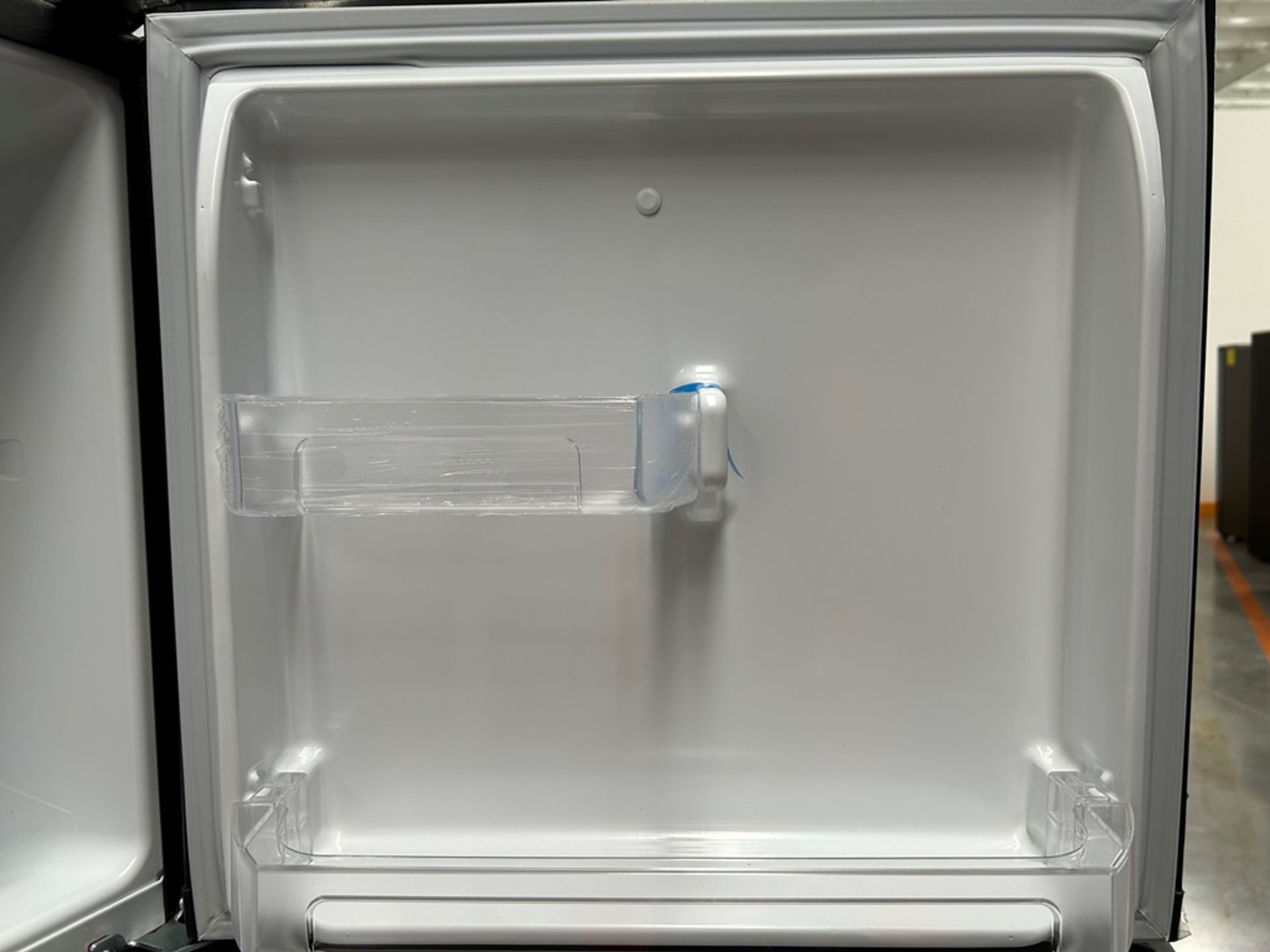 Lote de 2 refrigeradores contiene: 1 refrigerador Marca MABE, Modelo RMA250PVMRP0, Serie 13859, Col - Image 11 of 18