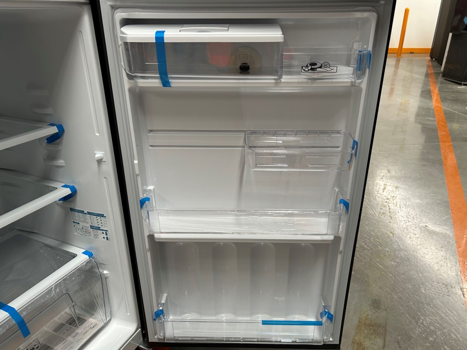 Lote de 2 refrigeradores contiene: 1 refrigerador con dispensador de agua Marca MABE, Modelo RME360 - Image 8 of 19