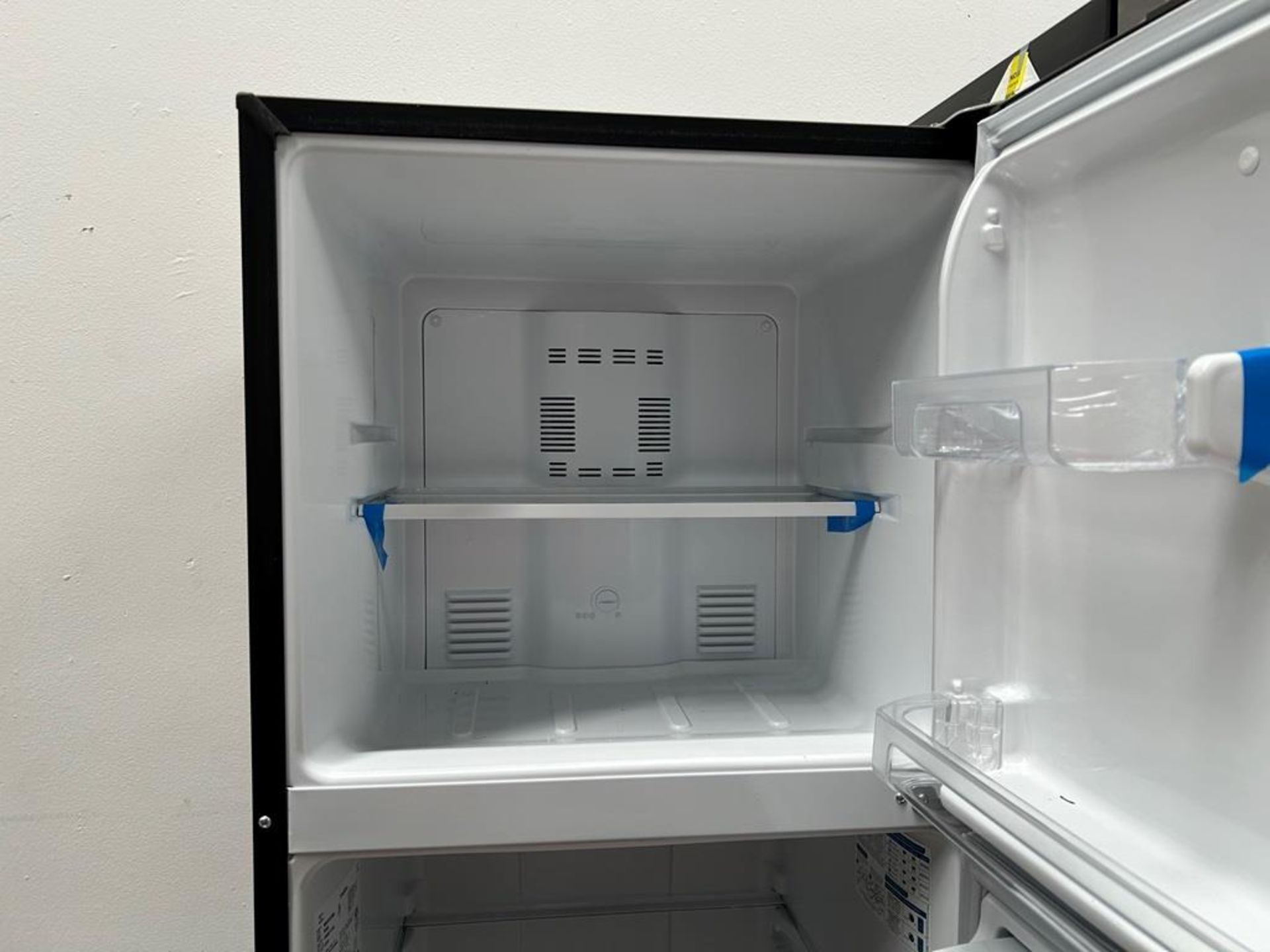 Lote de 2 refrigeradores contiene:1 refrigerador Marca MABE, Modelo RMS400IVMRMA, Serie 03009, Colo - Image 12 of 18