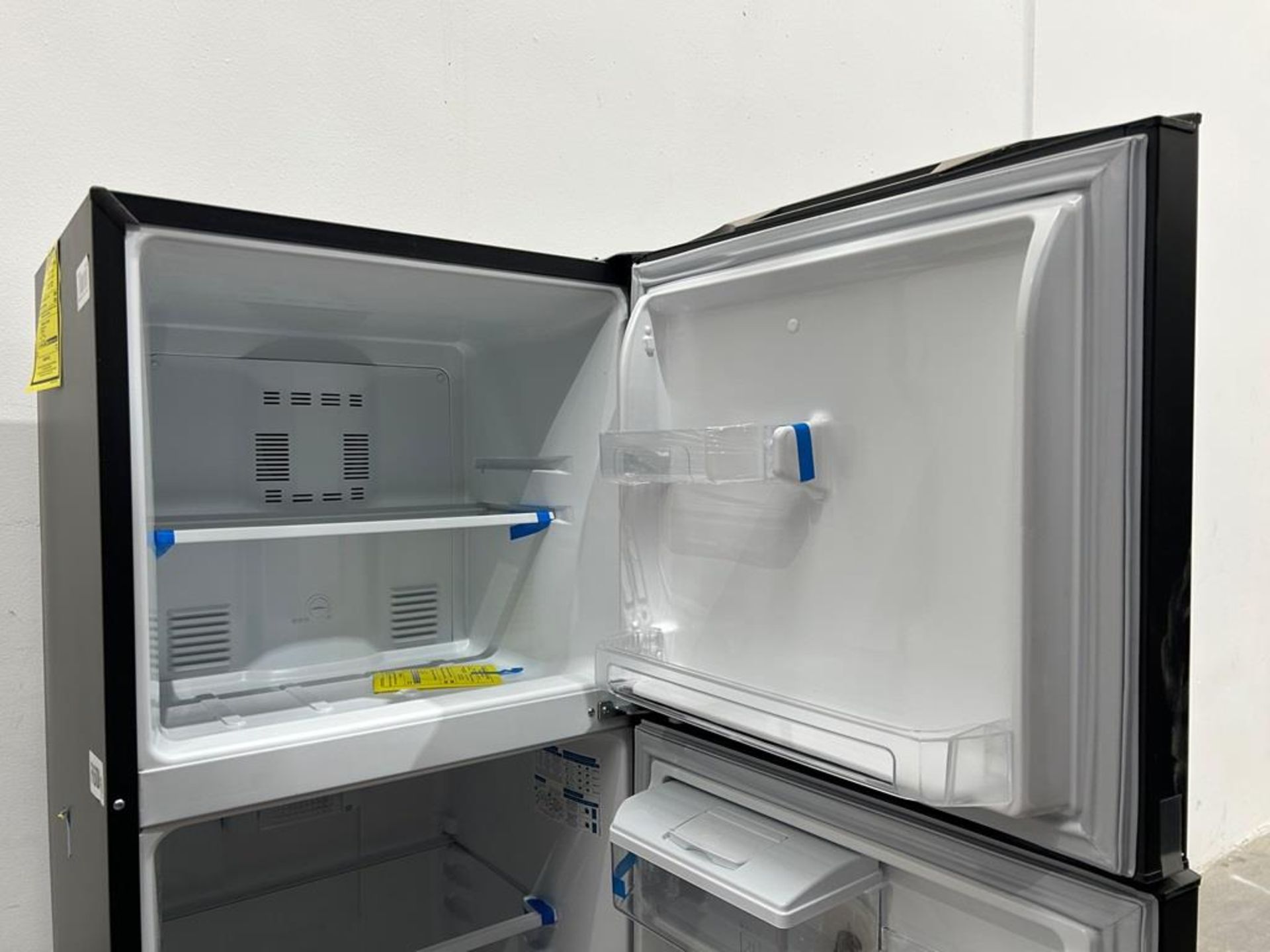 Lote de 2 refrigeradores contiene: 1 refrigerador con dispensador de agua Marca MABE, Modelo RMA300 - Image 6 of 10