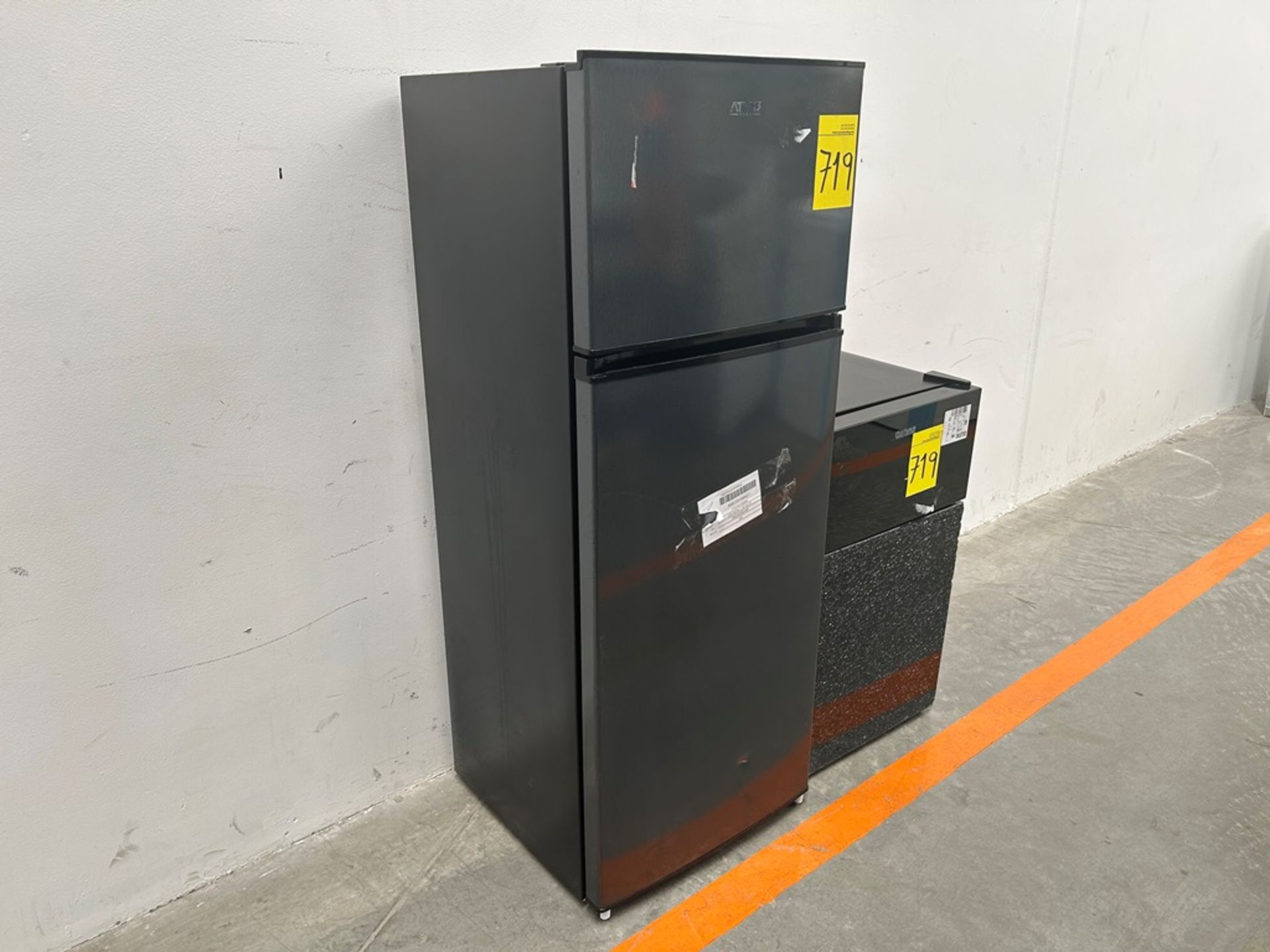 Lote de 1 refrigerador y 1 frigobar contiene:1 refrigerador Marca ATVIO, Modelo AT73TMS, Serie 1065 - Image 3 of 20