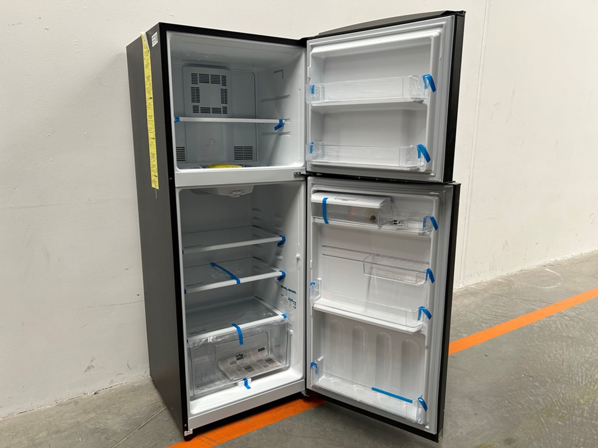 Lote de 2 refrigeradores contiene: 1 refrigerador con dispensador de agua Marca MABE, Modelo RME360 - Image 4 of 19