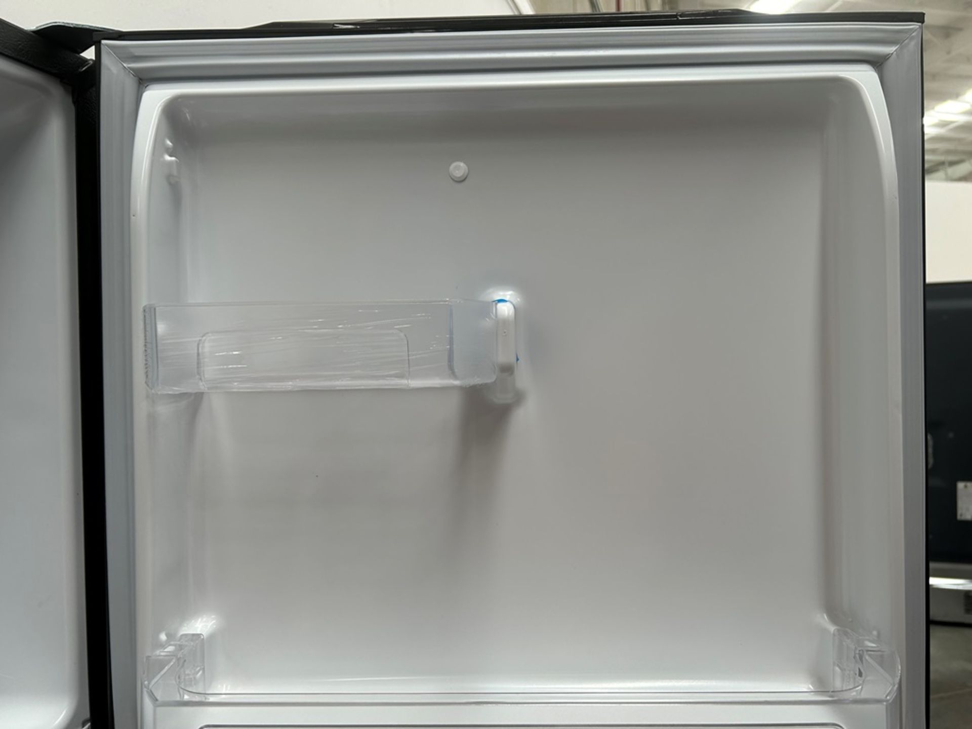 Lote de 2 refrigeradores contiene: 1 refrigerador con dispensador de agua Marca MABE, Modelo RMA300 - Image 6 of 18
