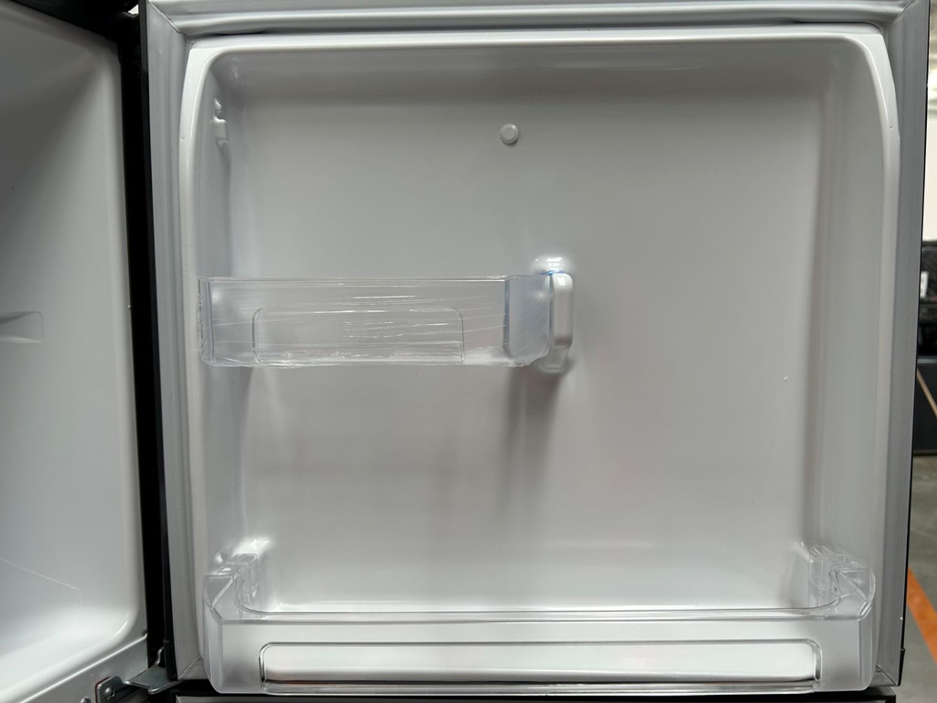 Lote de 2 refrigeradores contiene: 1 refrigerador Marca MABE, Modelo RMA250PVMRP0, Serie 13859, Col - Image 6 of 18