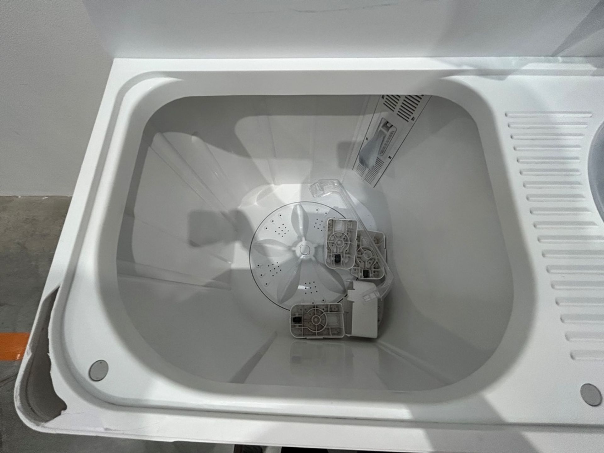Lote de 2 lavadoras contiene: 1 Lavadora de 18KG Marca HISENSE, Modelo WSA1801P, Serie 220073, Colo - Image 7 of 12