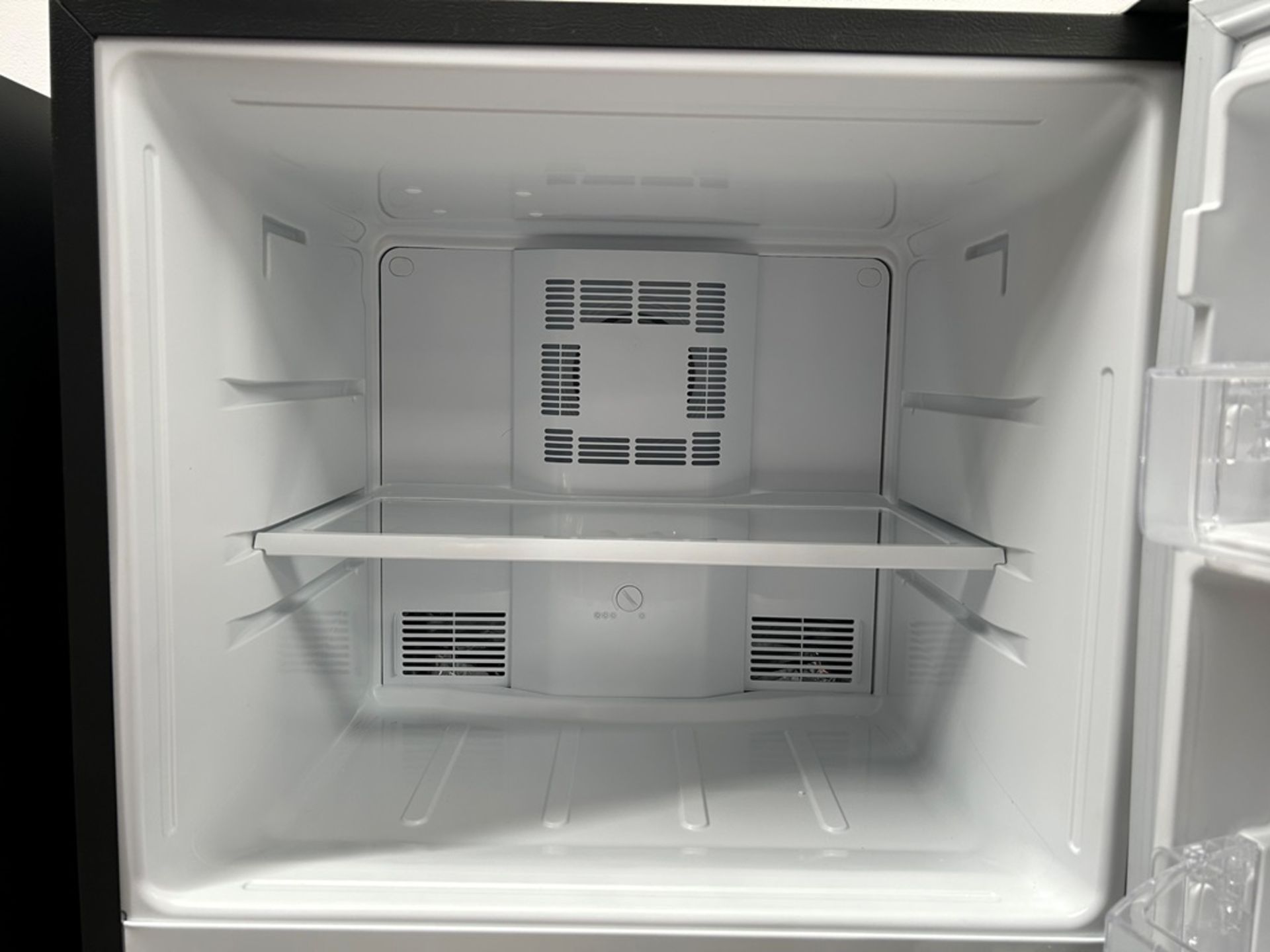 Lote de 2 refrigeradores contiene: 1 refrigerador con dispensador de agua Marca MABE, Modelo RME360 - Image 12 of 18
