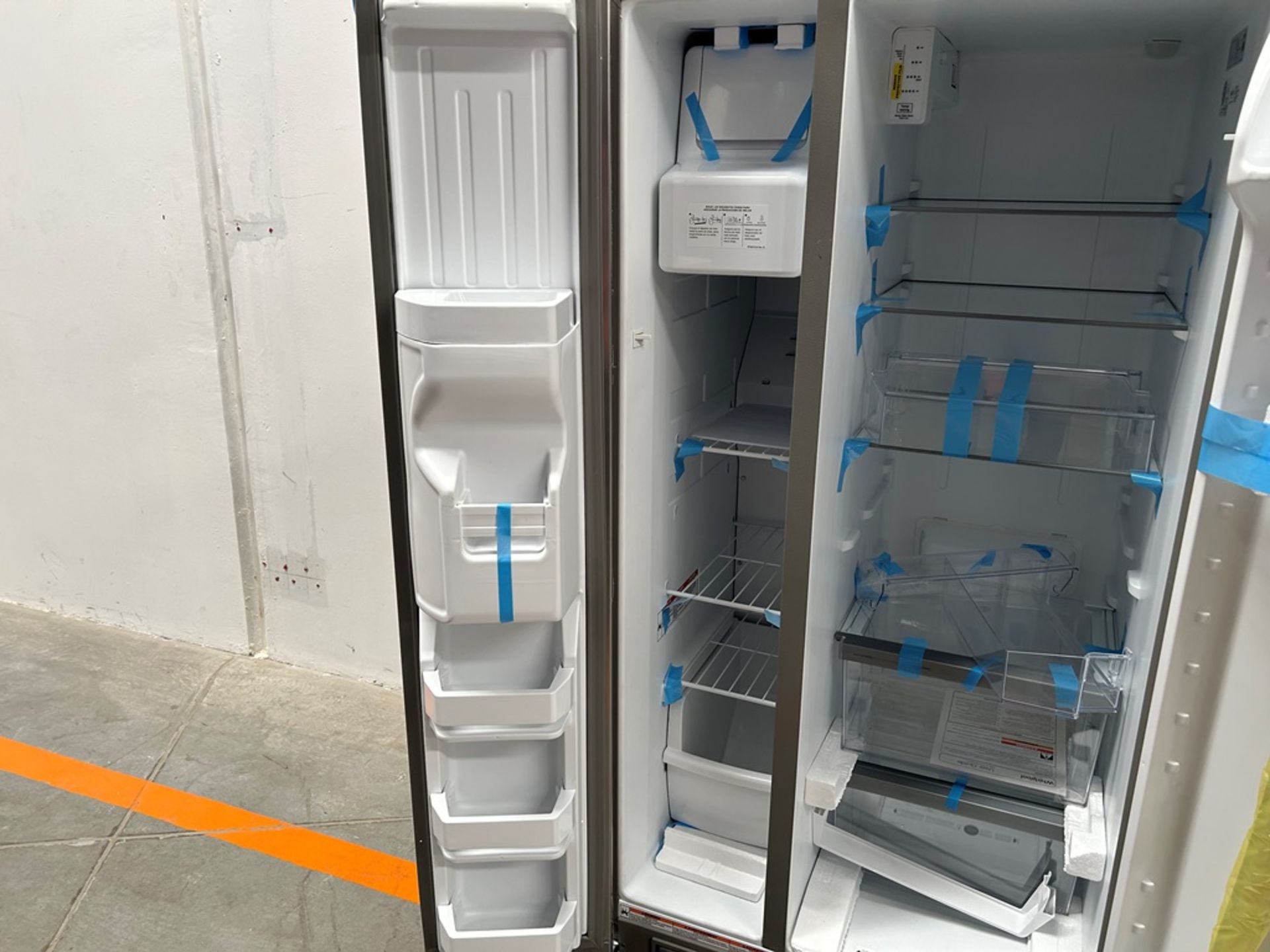 Refrigerador con dispensador de agua Marca WHIRPOOL, Modelo WD2620S, Serie 13150 - Image 5 of 10