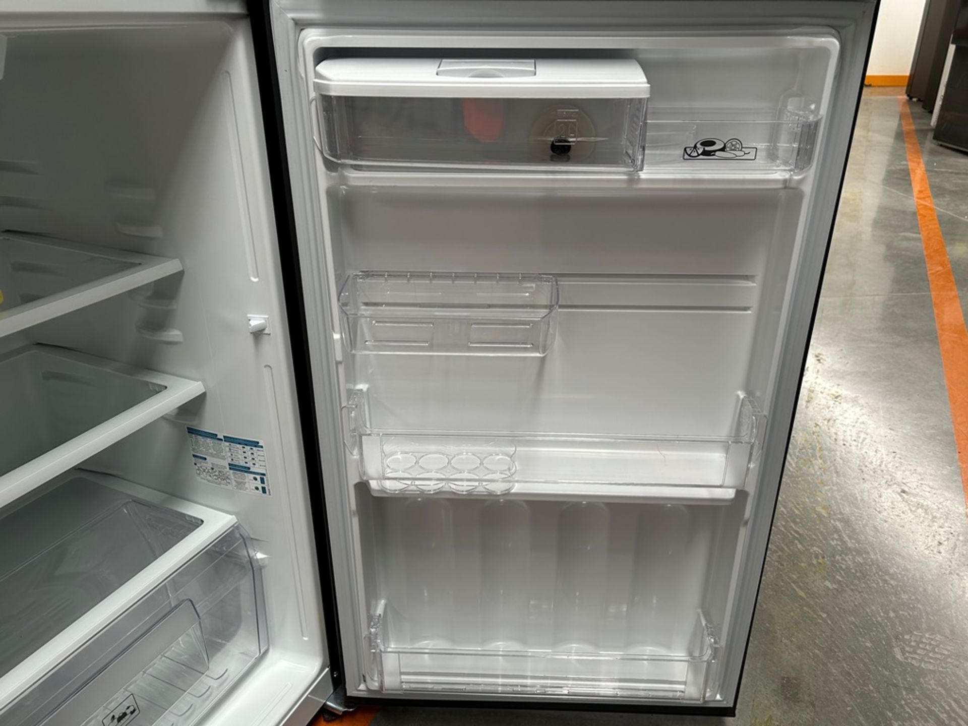 Lote de 2 refrigeradores contiene: 1 refrigerador con dispensador de agua Marca MABE, Modelo RME360 - Image 8 of 18