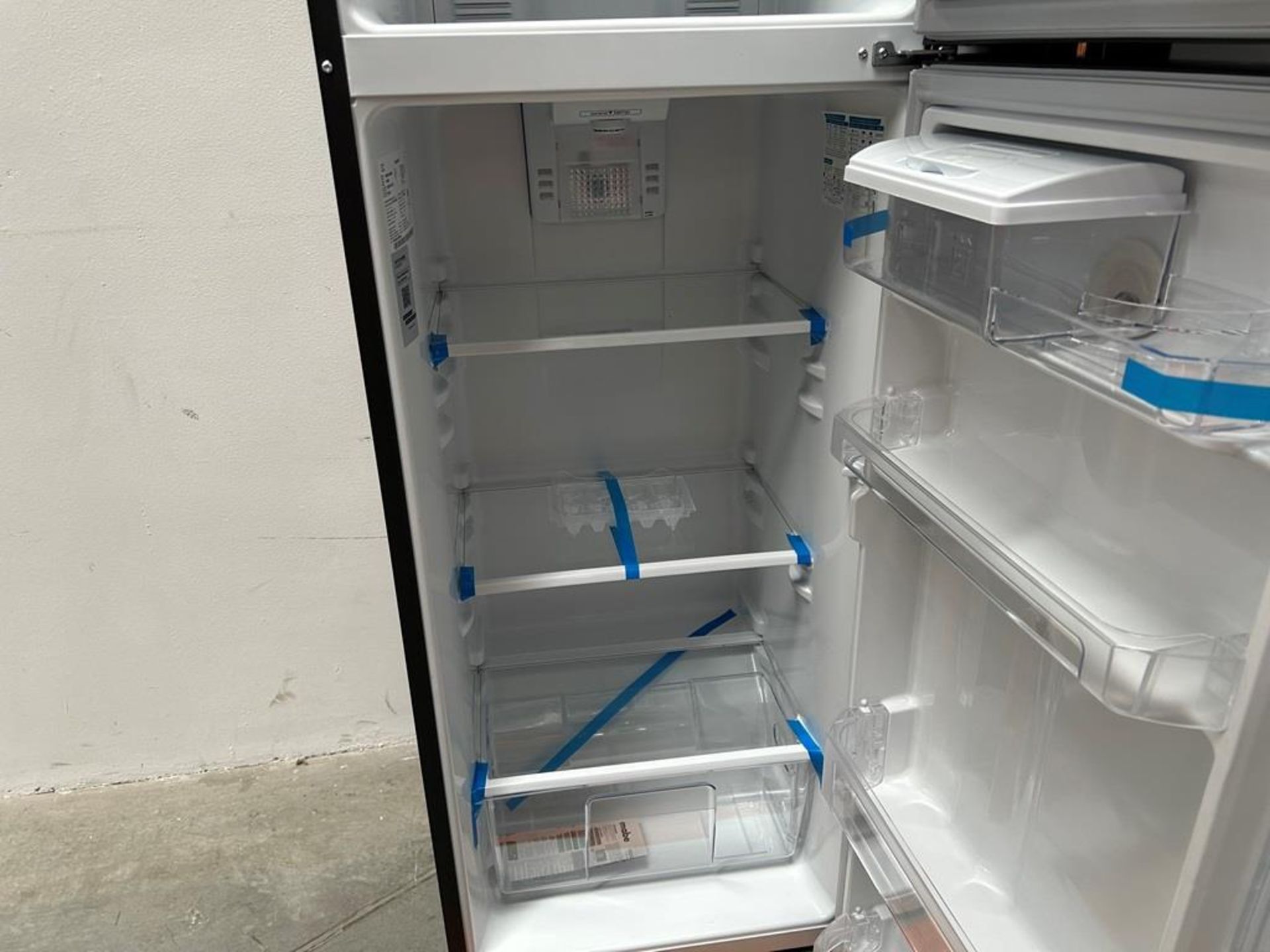 Lote de 2 refrigeradores contiene:1 refrigerador Marca MABE, Modelo RMS400IVMRMA, Serie 03009, Colo - Image 13 of 18