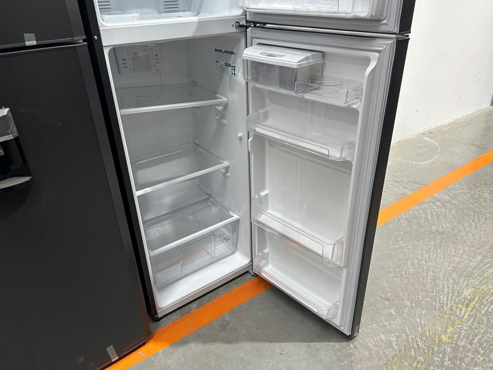 Lote de 2 refrigeradores contiene: 1 refrigerador con dispensador de agua Marca MABE, Modelo RMA300 - Image 8 of 10