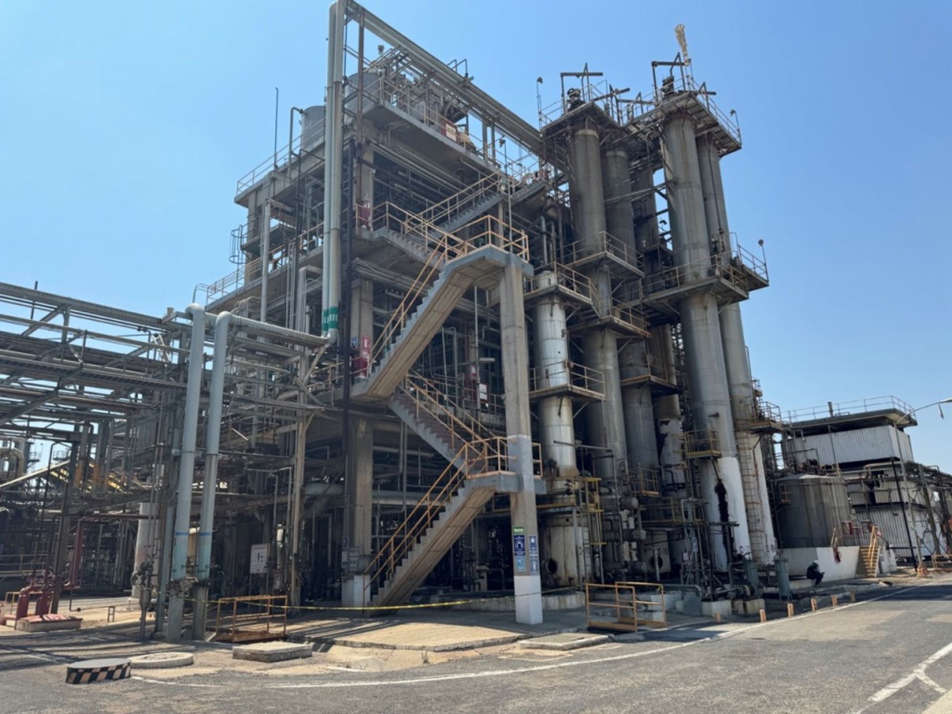 Complete industrial plant for chemical process, with capacity to produce 85,000 tons/year of Caprol