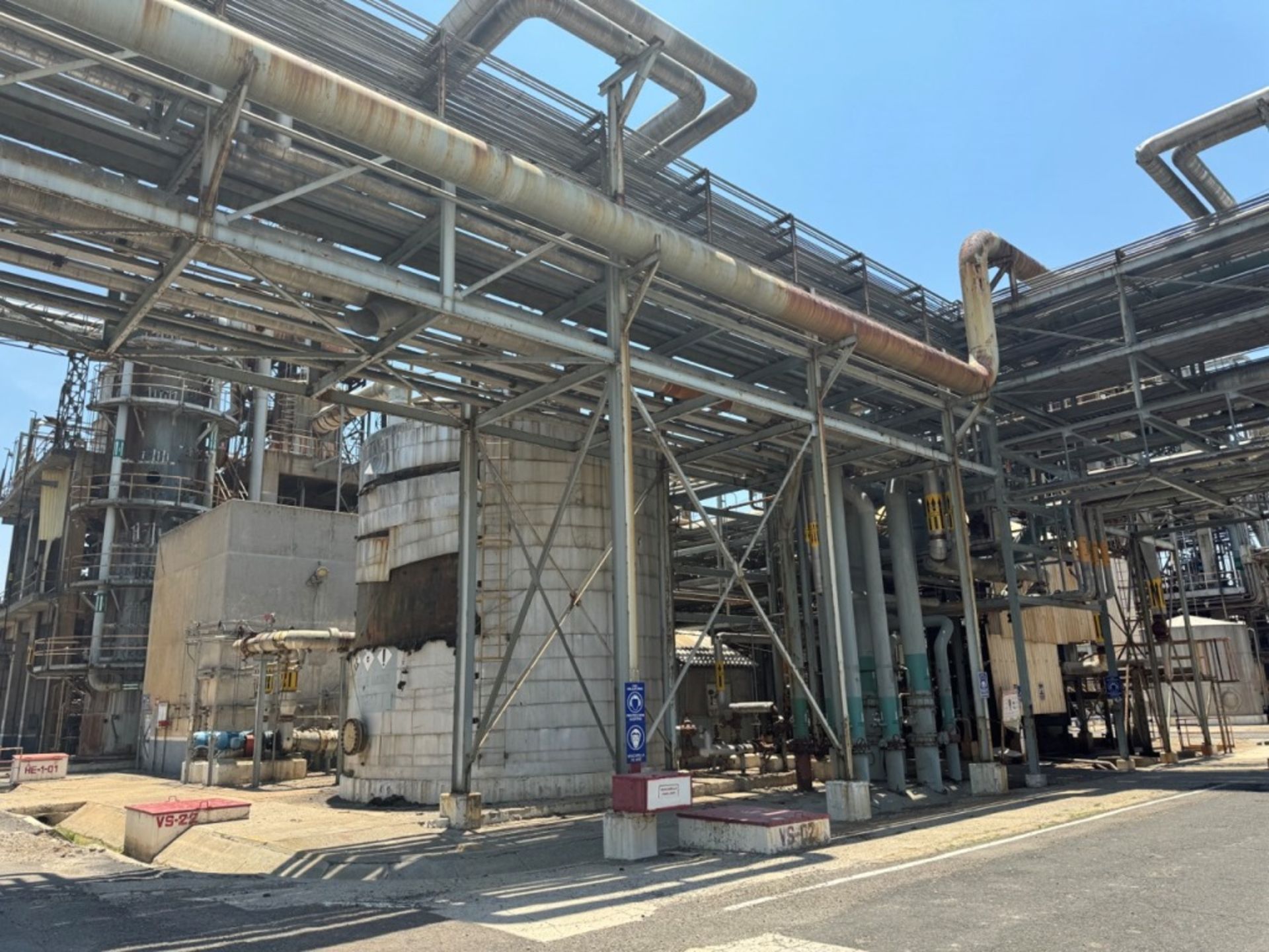 Complete industrial plant for 2 different chemical processes, one with a capacity to produce 64,600 - Image 11 of 90