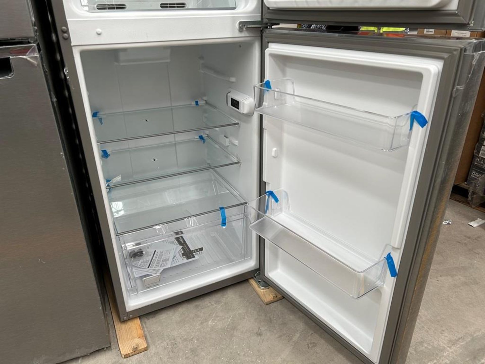 Lote de 2 refrigeradores contiene: 1 Refrigerador Marca WHIRPOOL, Modelo WT1230K, Serie 91306, Colo - Image 12 of 17