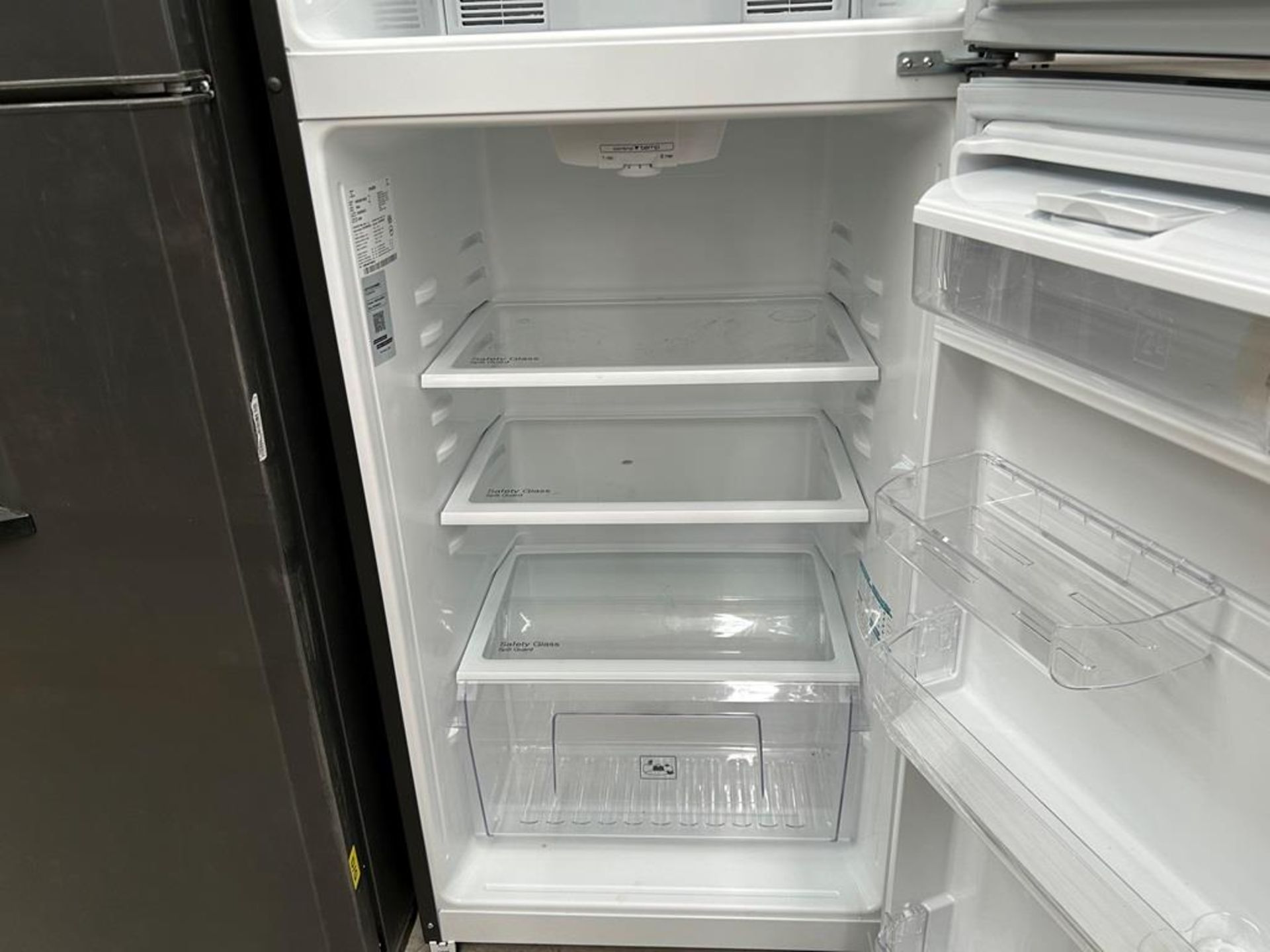 Lote de 2 refrigeradores contiene: 1 Refrigerador con dispensador de agua Marca MABE, Modelo RME360 - Image 12 of 16