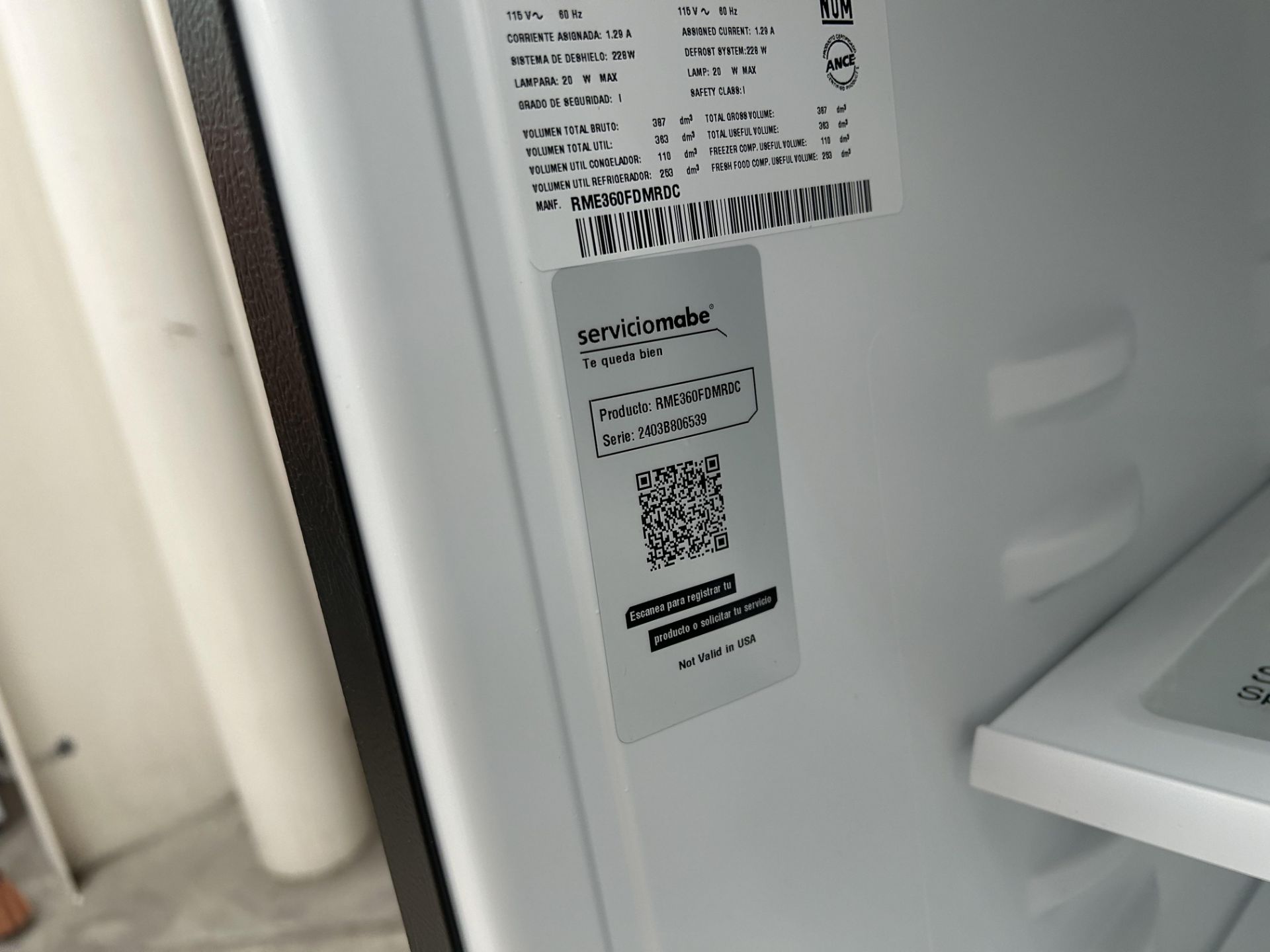 Lote de 2 refrigeradores contiene: 1 Refrigerador con dispensador de agua Marca MABE, Modelo RME360 - Image 10 of 12