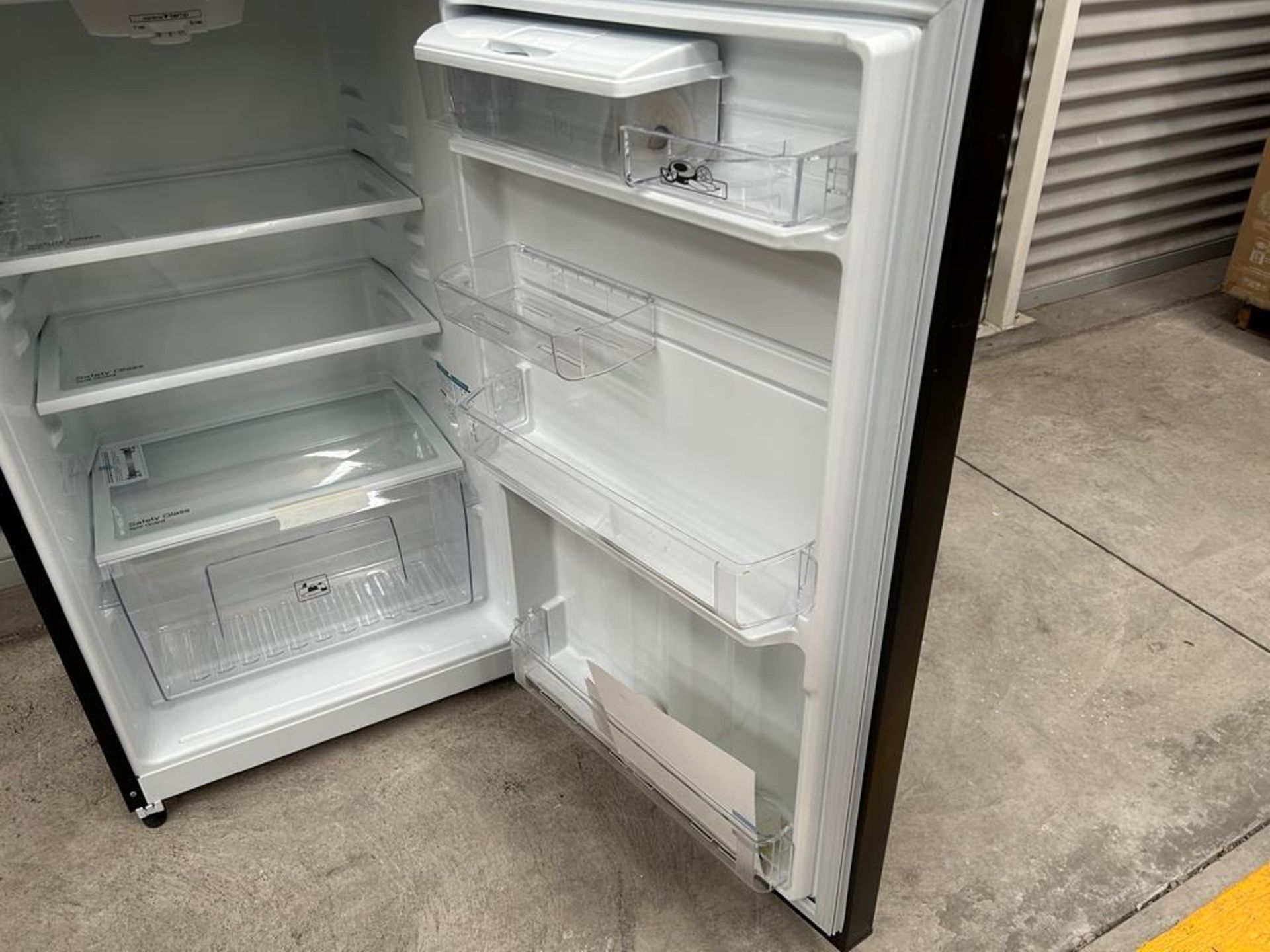 Lote de 2 refrigeradores contiene: 1 Refrigerador con dispensador de agua Marca MABE, Modelo RME360 - Image 6 of 16