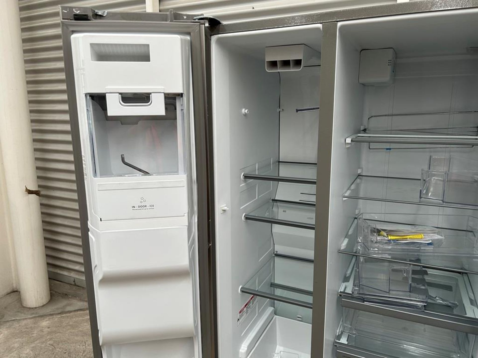 Refrigerador con dispensador de agua Marca WHIRPOOL, Modelo WD5720Z, Serie 25184, Color GRIS (Equip - Image 5 of 11