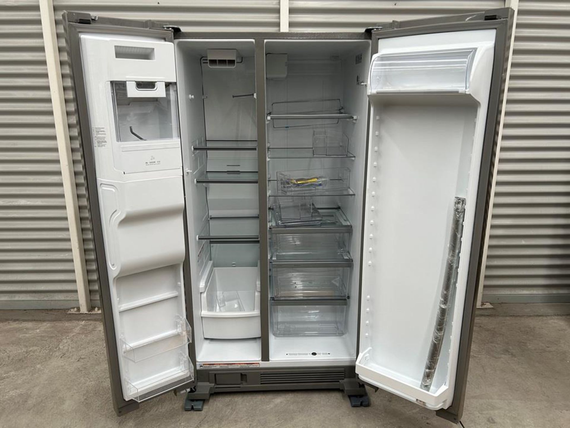 Refrigerador con dispensador de agua Marca WHIRPOOL, Modelo WD5720Z, Serie 25184, Color GRIS (Equip - Image 4 of 11