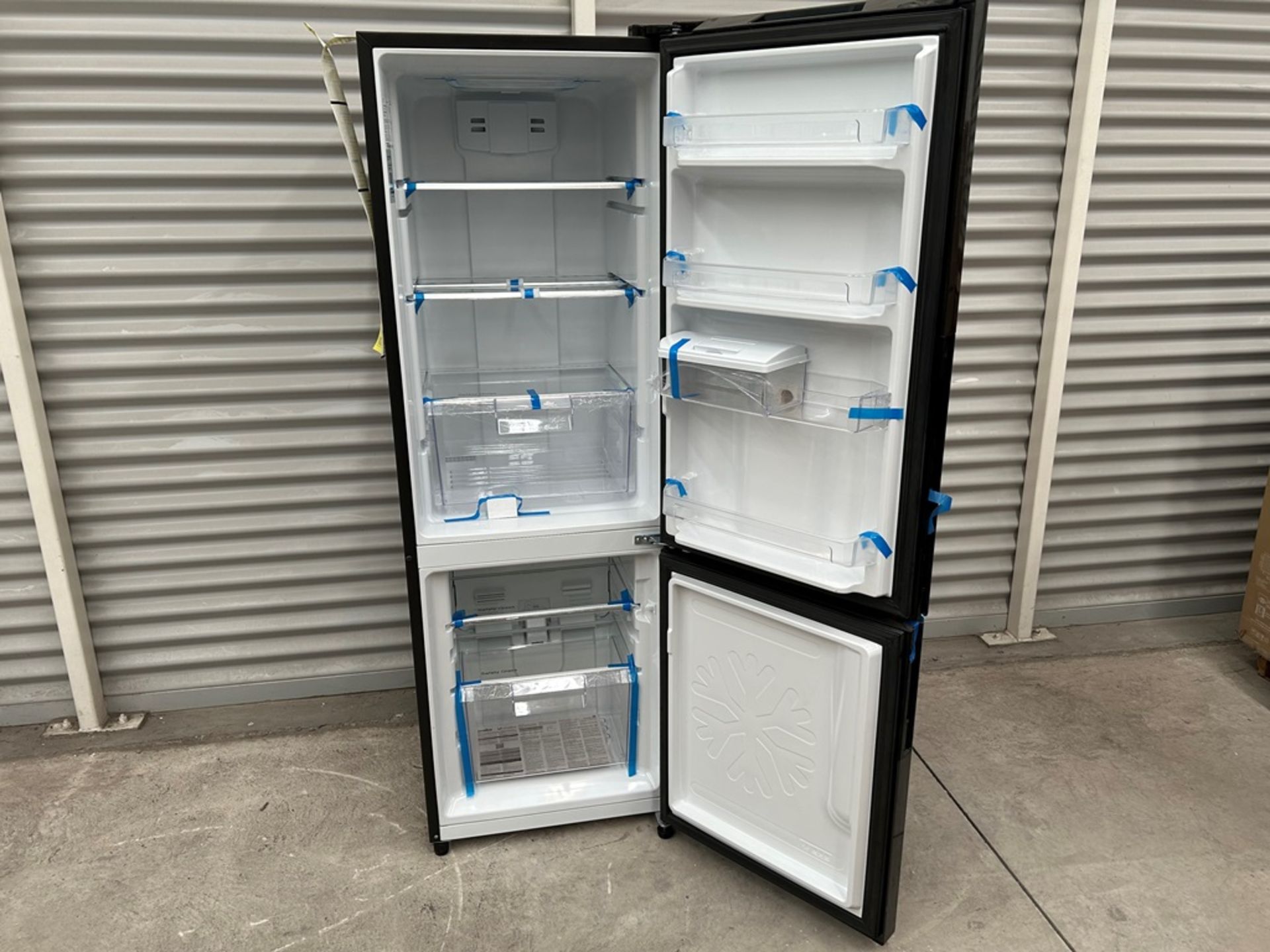 Refrigerador con dispensador de agua Marca MABE, Modelo RMB300IZMRP0, Serie 14113, Color NEGRO (Equ - Image 4 of 10