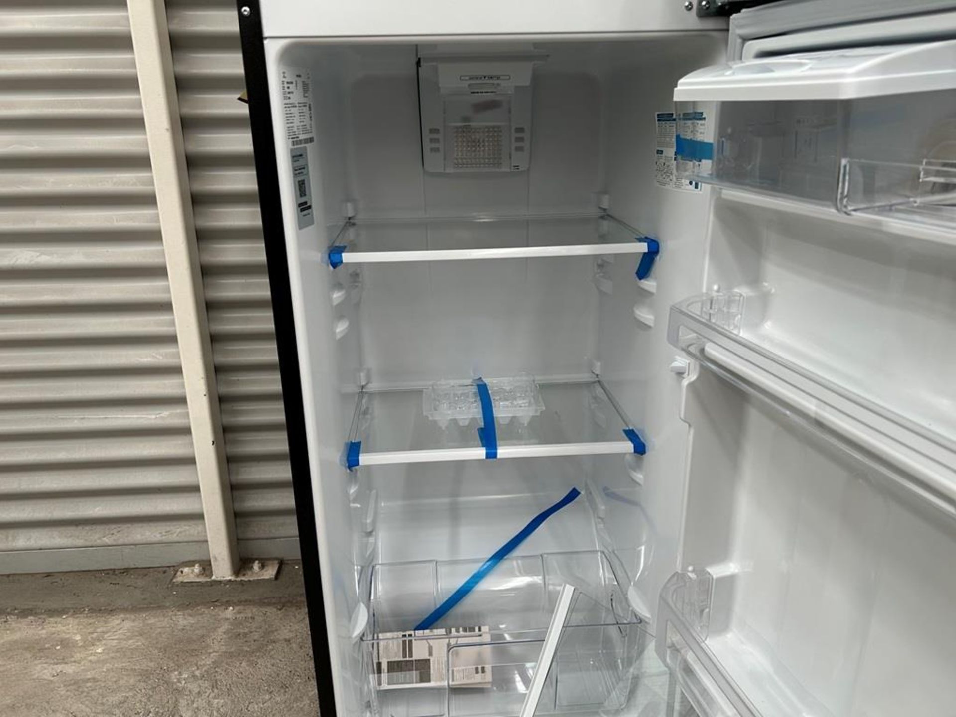 Lote de 2 refrigeradores contiene: 1 Refrigerador con dispensador de agua Marca MABE, Modelo RMA300 - Image 15 of 18