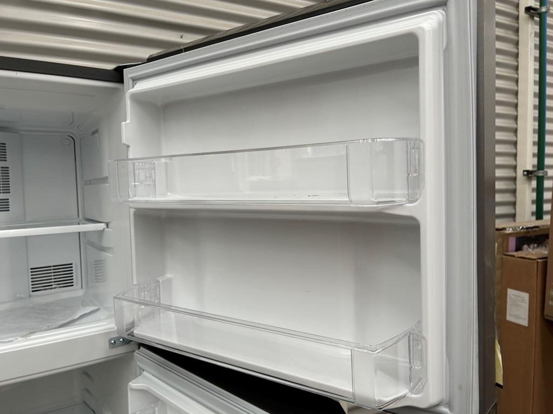 Lote de 2 refrigeradores contiene: 1 Refrigerador Marca MABE, Modelo RME360PVMRM0, Serie 04453, Col - Image 13 of 16
