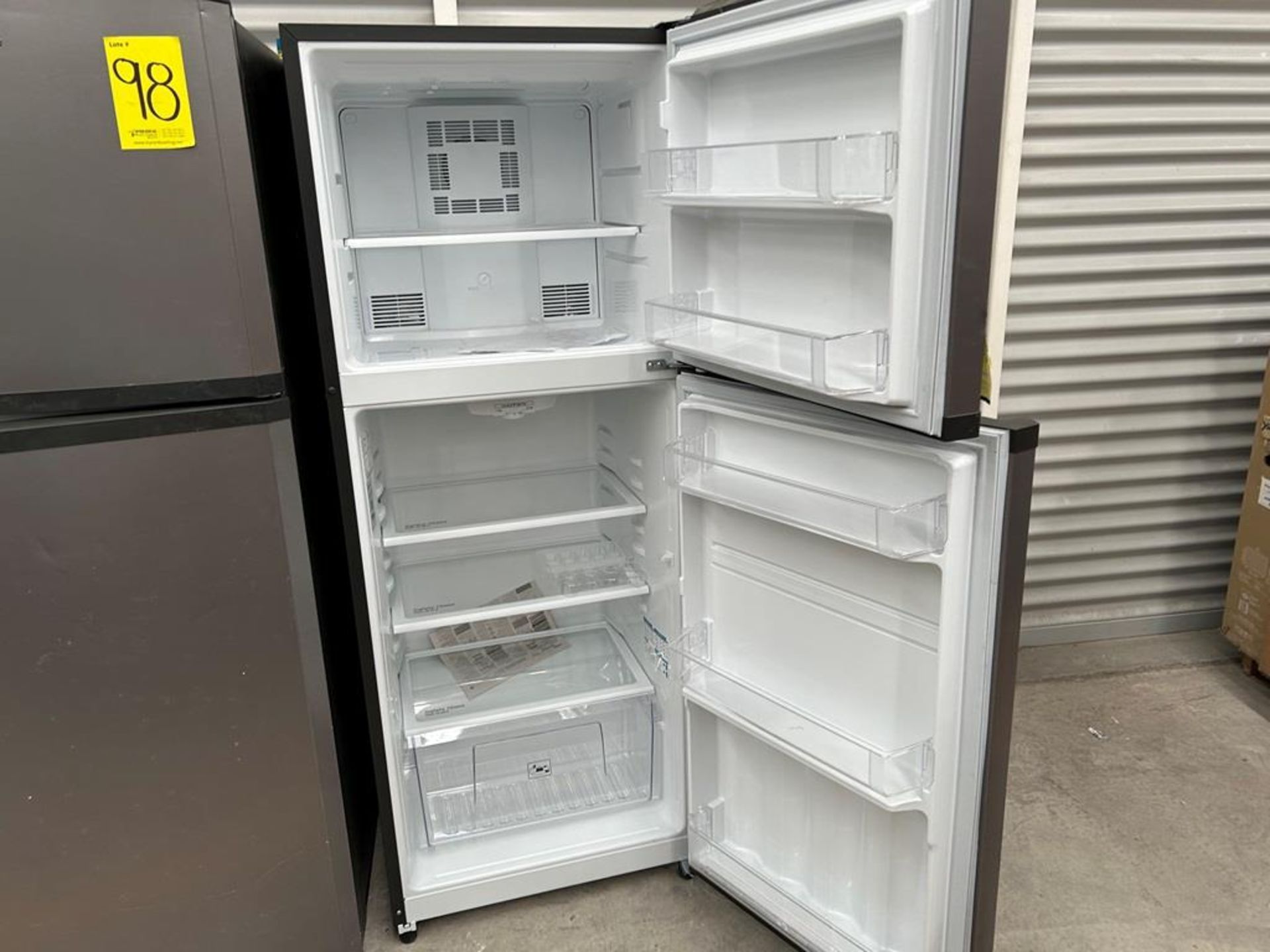 Lote de 2 refrigeradores contiene: 1 Refrigerador Marca MABE, Modelo RME360PVMRM0, Serie 04453, Col - Image 10 of 16