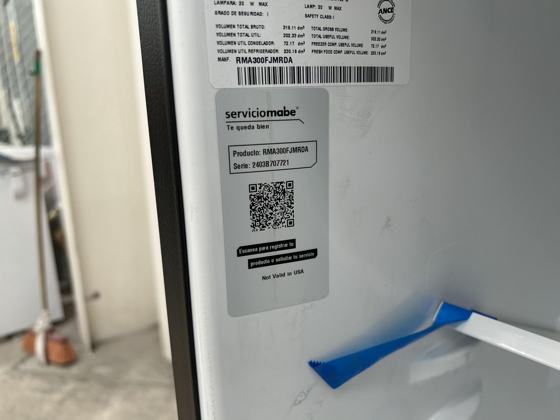 Lote de 2 refrigeradores contiene: 1 Refrigerador con dispensador de agua Marca MABE, Modelo RMA300 - Image 4 of 10