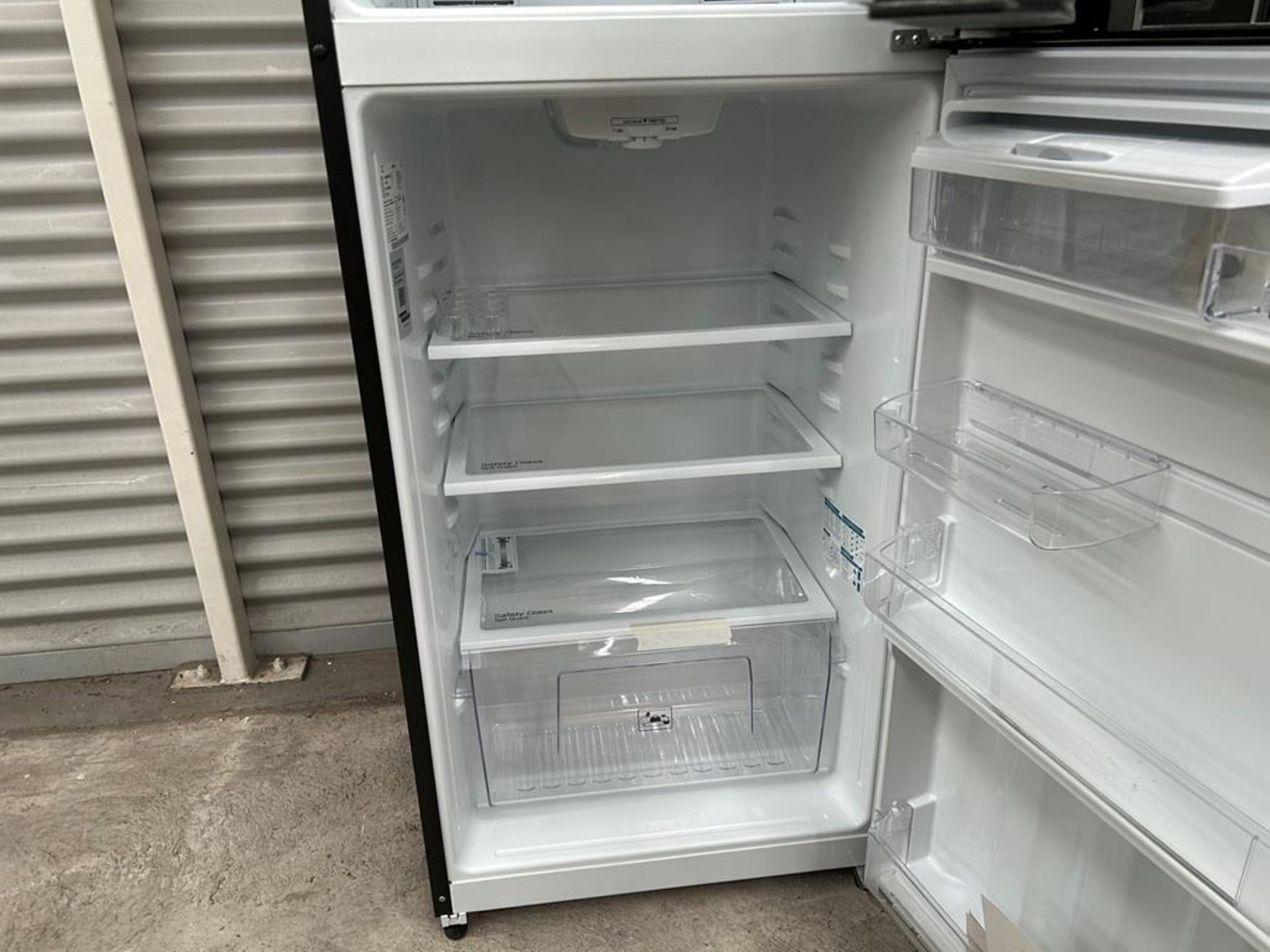 Lote de 2 refrigeradores contiene: 1 Refrigerador con dispensador de agua Marca MABE, Modelo RME360 - Image 5 of 16