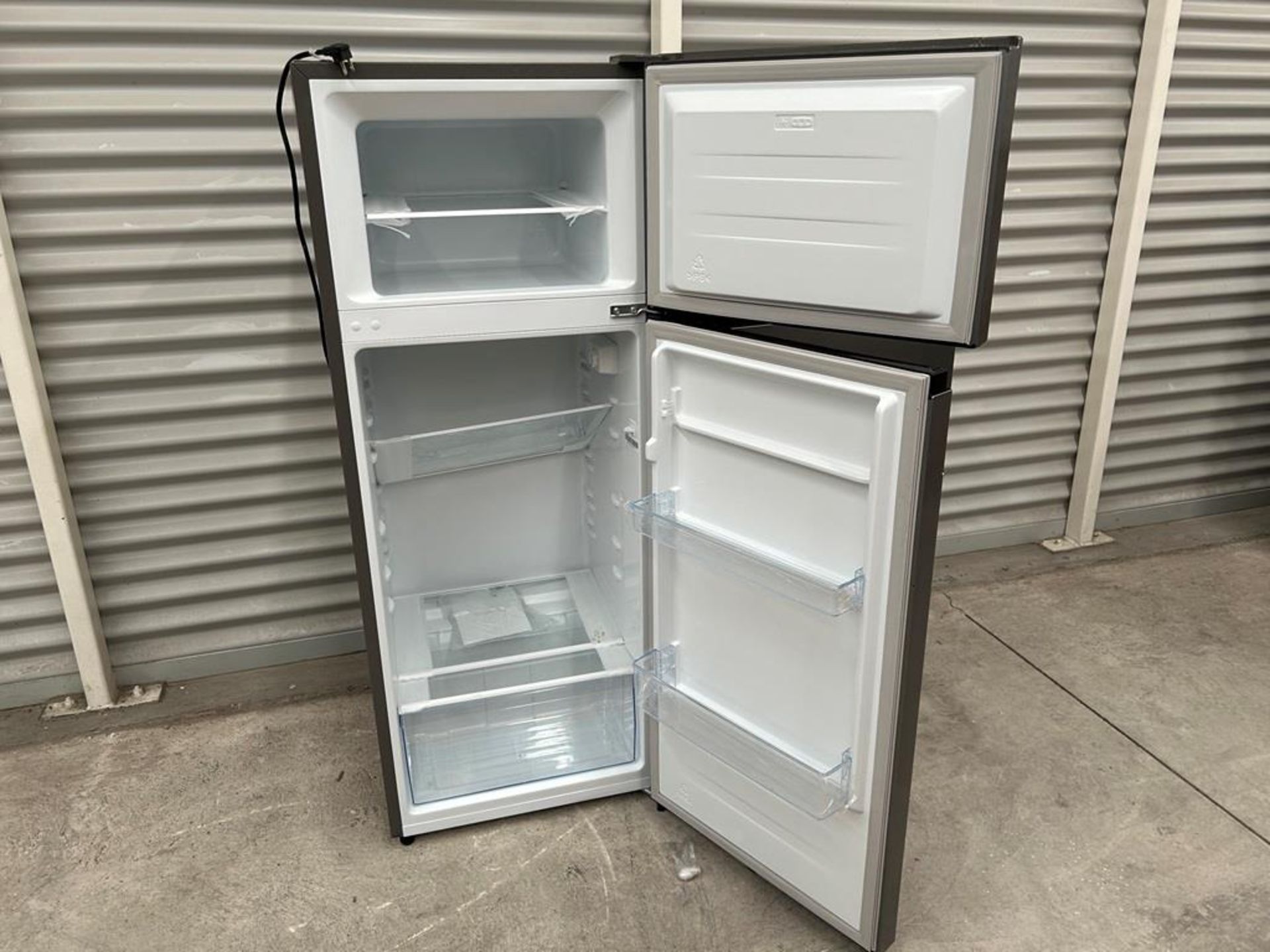 Lote de 2 refrigeradores contiene: 1 Refrigerador Marca HISENSE, Modelo RT80D6AGX, Color GRIS; 1 Re - Image 7 of 10