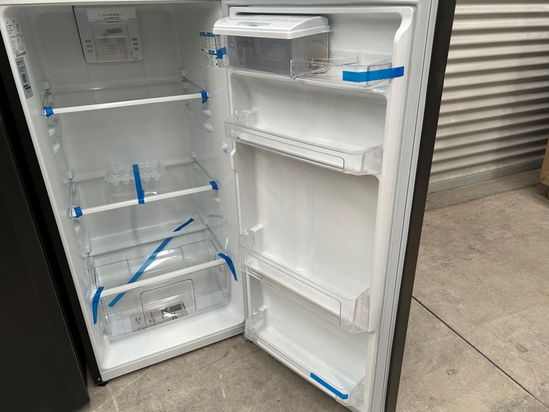 Lote de 2 refrigeradores contiene: 1 Refrigerador con dispensador de agua Marca MABE, Modelo RMA300 - Image 6 of 18