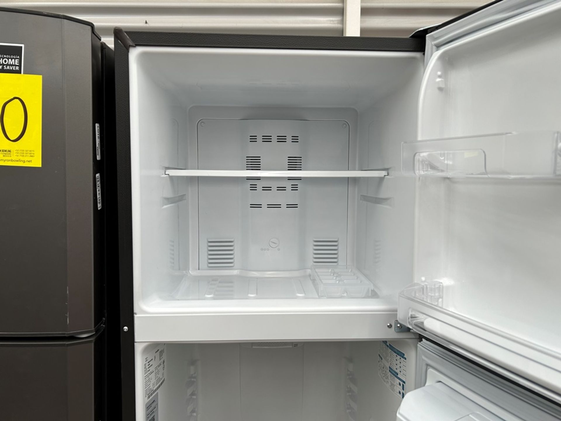 Lote de 2 refrigeradores contiene: 1 Refrigerador con dispensador de agua Marca MABE, Modelo RMA300 - Image 7 of 14