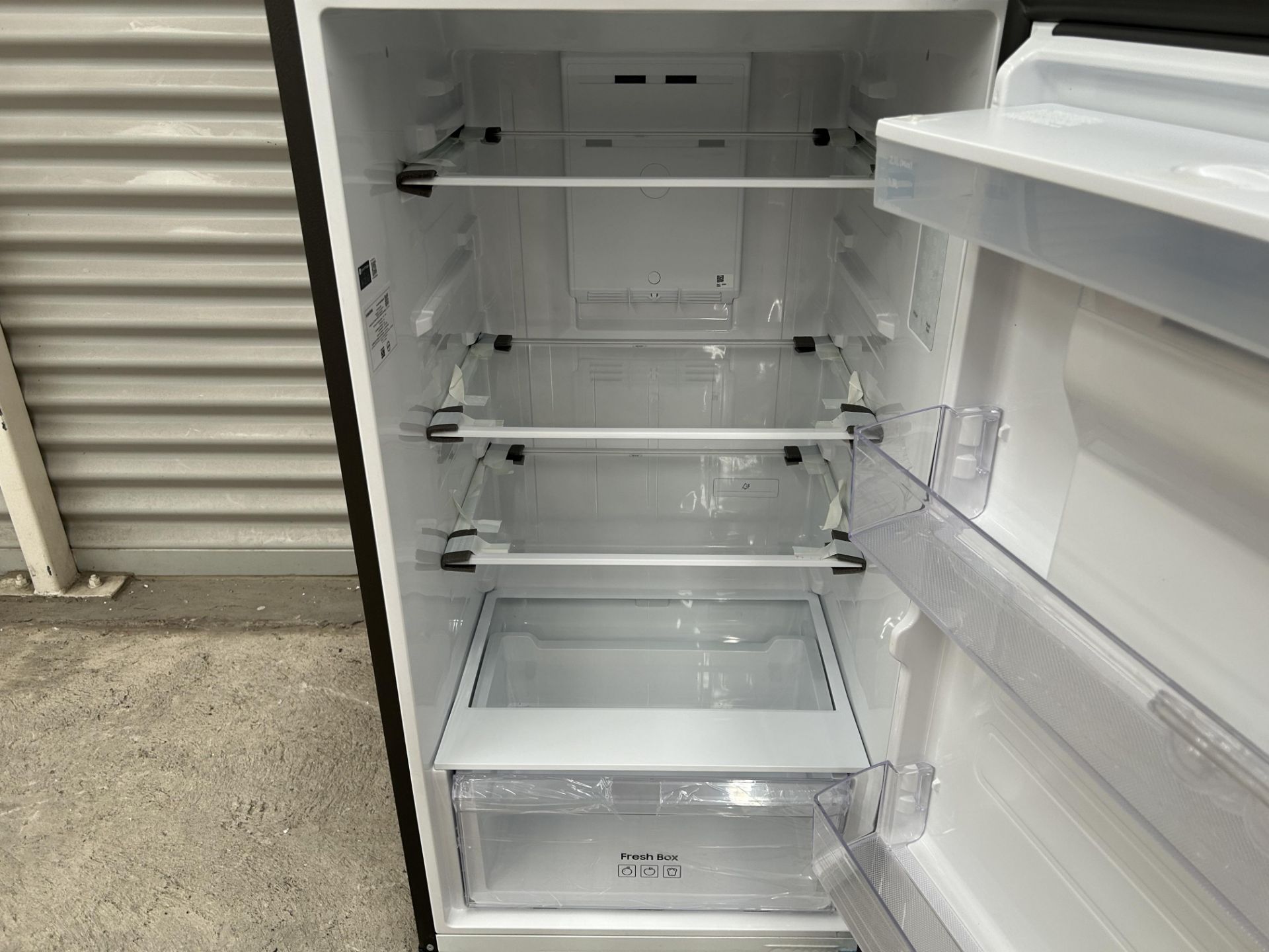 Refrigerador con dispensador de agua Marca SAMSUNG, Modelo RT31DG5224S9, Serie 00320K, Color GRIS ( - Image 6 of 9