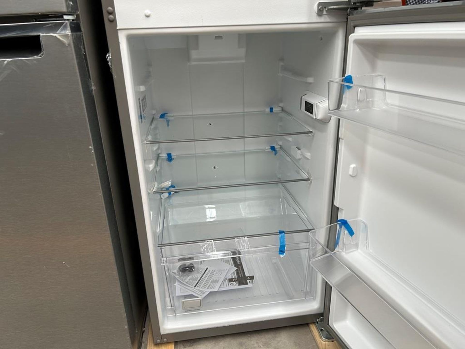 Lote de 2 refrigeradores contiene: 1 Refrigerador Marca WHIRPOOL, Modelo WT1230K, Serie 91306, Colo - Image 13 of 17