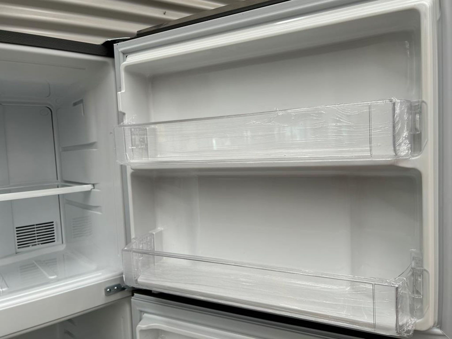Lote de 2 refrigeradores contiene: 1 Refrigerador Marca MABE, Modelo RME360PVMRM0, Serie 01177, Col - Image 15 of 18