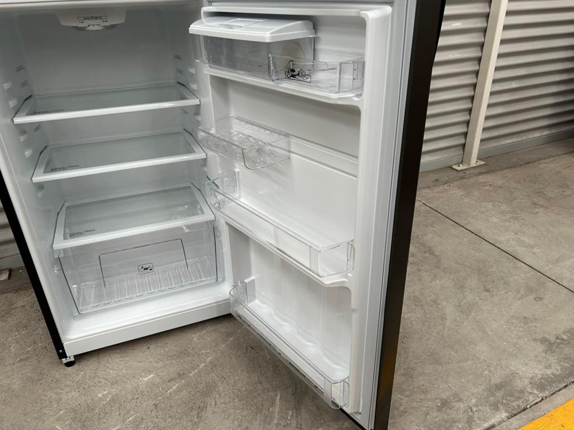 Lote de 2 refrigeradores contiene: 1 Refrigerador con dispensador de agua Marca MABE, Modelo RME360 - Image 15 of 18