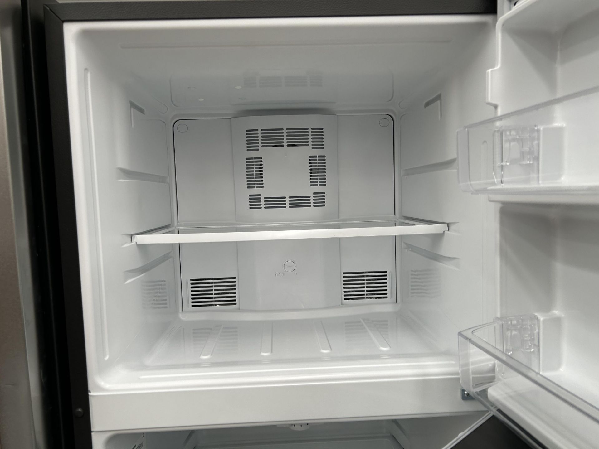 Lote de 2 refrigeradores contiene: 1 Refrigerador con dispensador de agua Marca MABE, Modelo RMB300 - Image 3 of 11