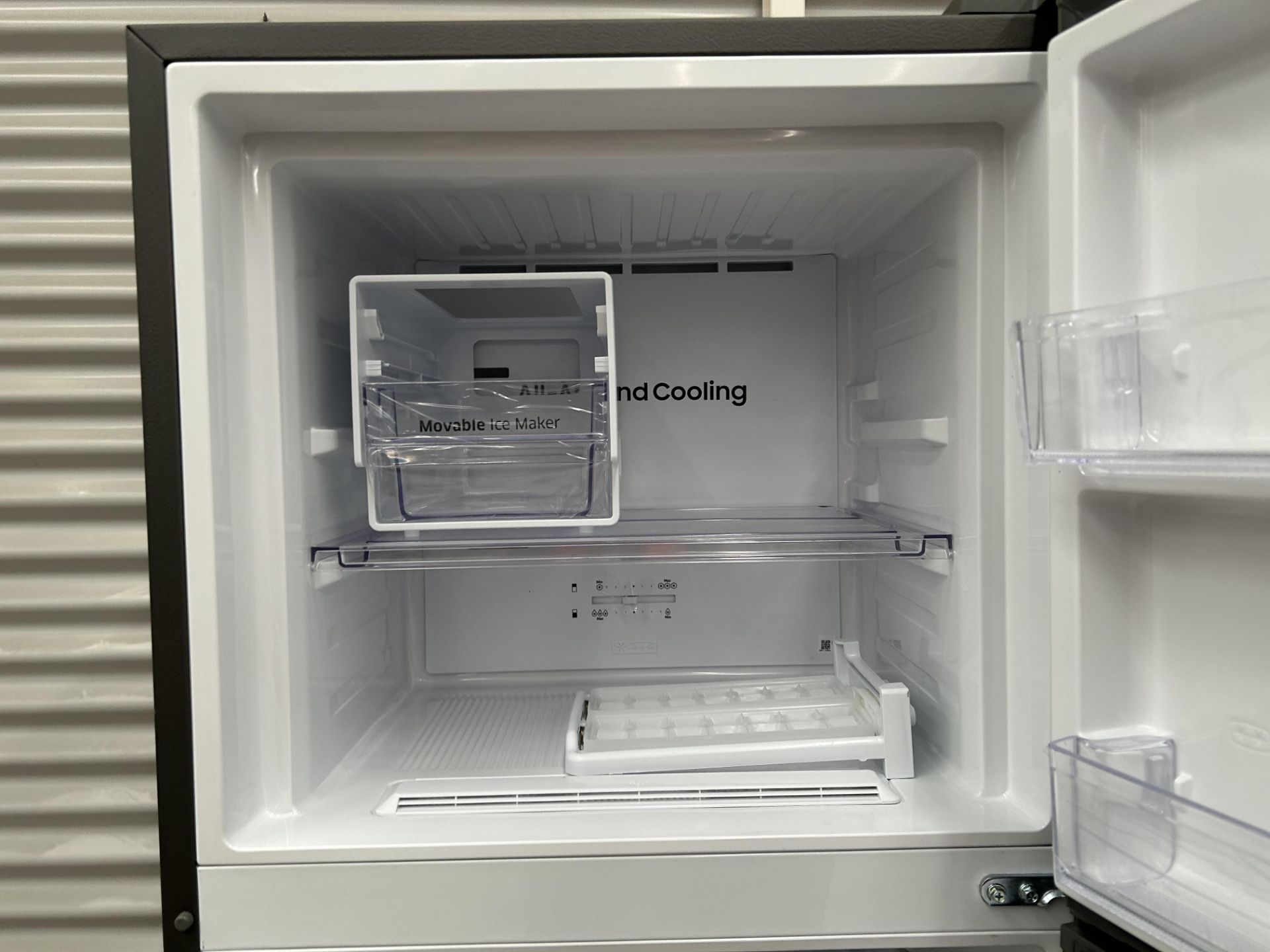 Refrigerador con dispensador de agua Marca SAMSUNG, Modelo RT31DG5224S9, Serie 00320K, Color GRIS ( - Image 5 of 9