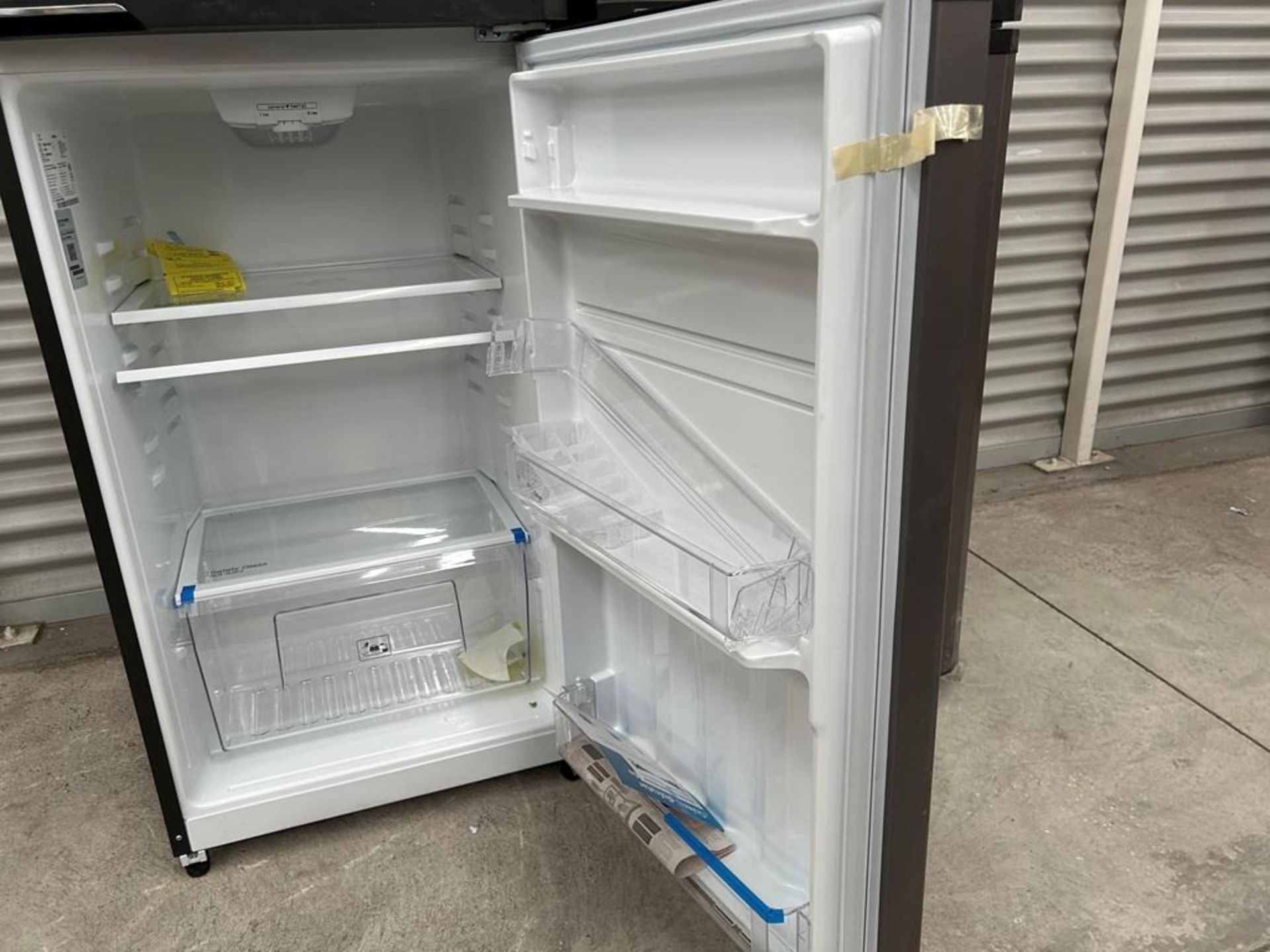 Lote de 2 refrigeradores contiene: 1 Refrigerador Marca MABE, Modelo RME360PVMRM0, Serie 04453, Col - Image 6 of 16