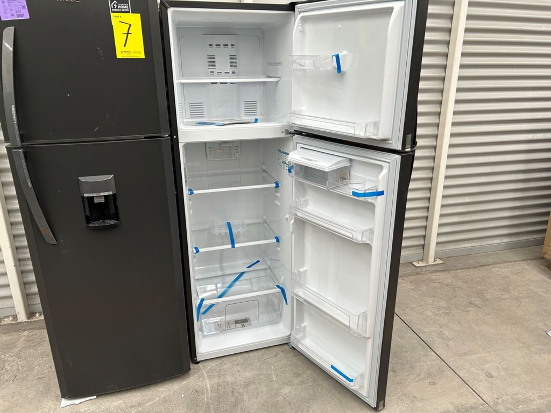 Lote de 2 refrigeradores contiene: 1 Refrigerador con dispensador de agua Marca MABE, Modelo RMA300 - Image 4 of 18