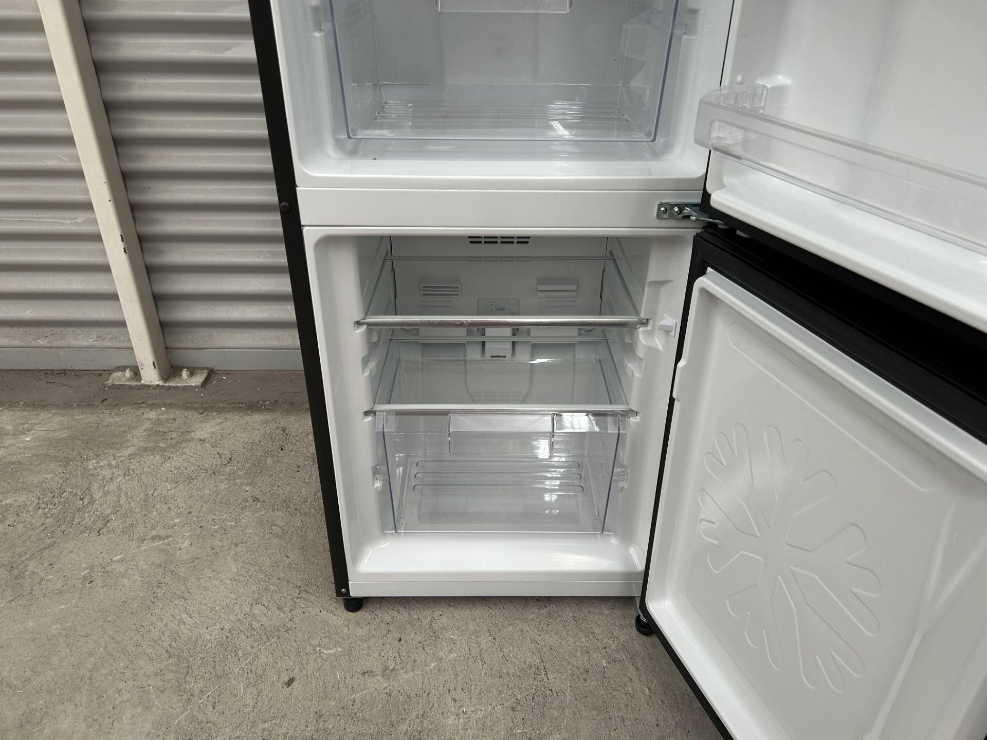 Lote de 2 refrigeradores contiene: 1 Refrigerador con dispensador de agua Marca MABE, Modelo RMB300 - Image 7 of 11