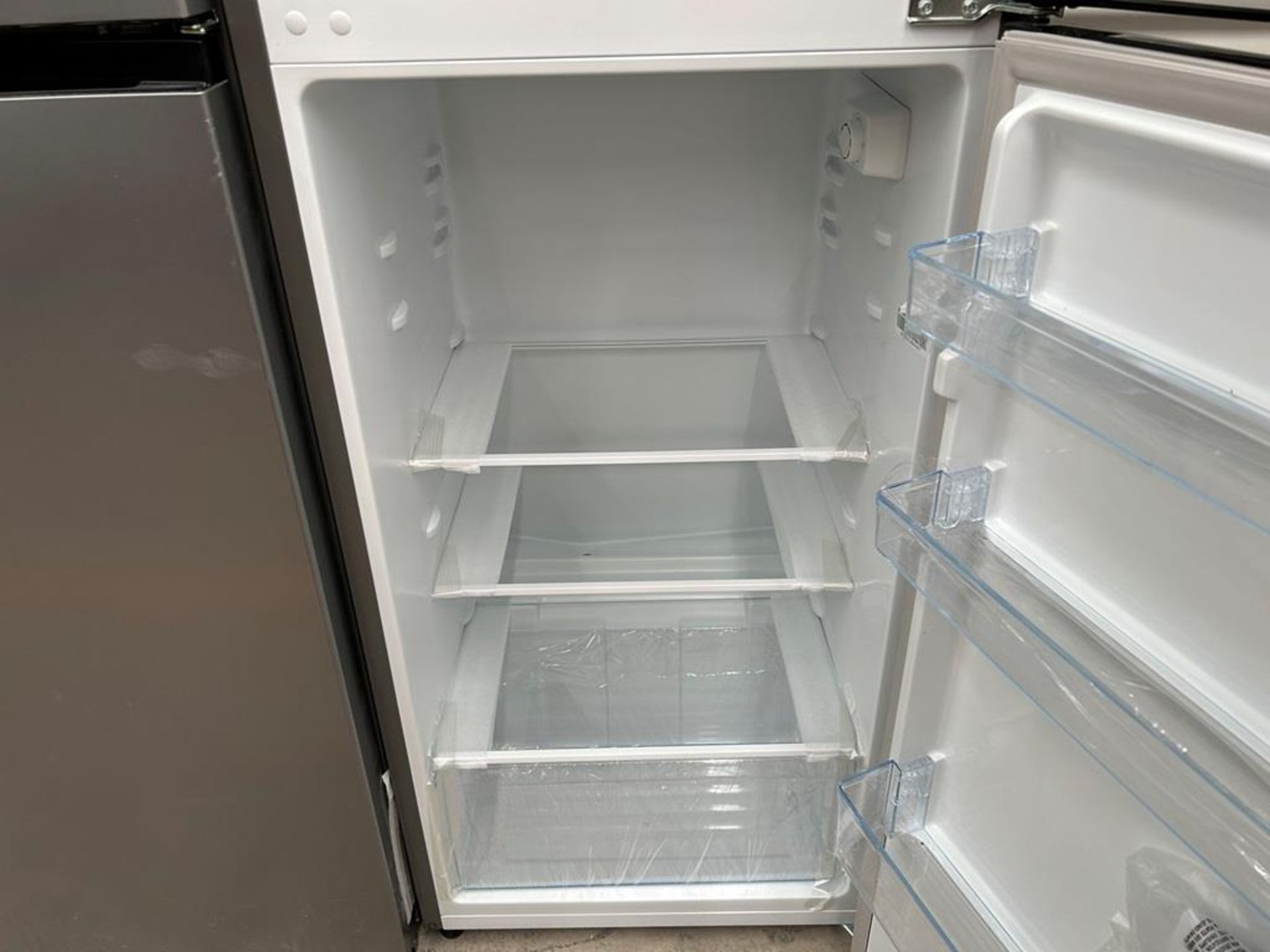 Lote de 2 refrigeradores contiene: 1 Refrigerador Marca HISENSE, Modelo RT80D6AGX, Color GRIS; 1 Re - Image 5 of 10