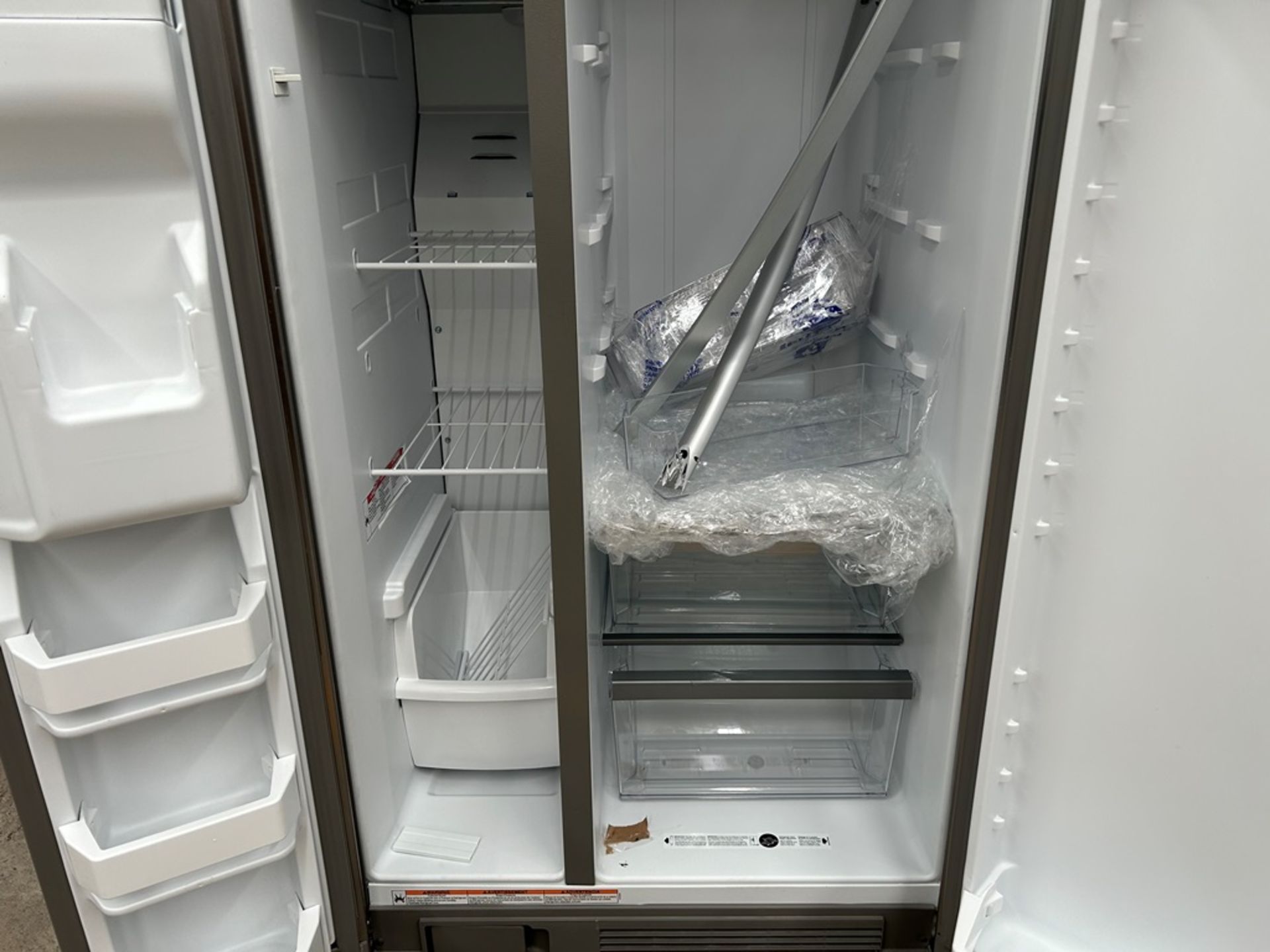Refrigerador con dispensador de agua Marca WHIRPOOL, Modelo WD2620S, Serie 10301, Color GRIS (Equip - Image 6 of 11