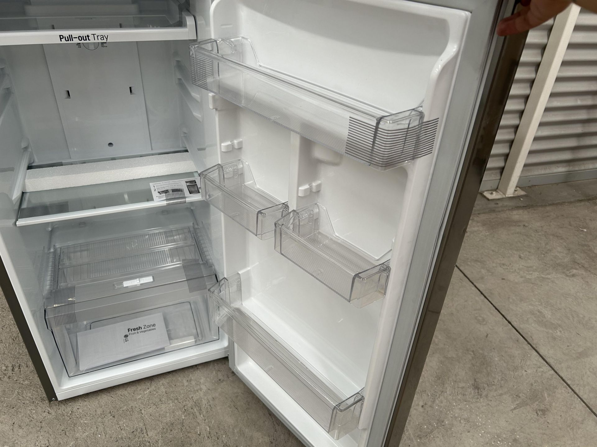 Lote de 2 refrigeradores contiene: 1 Refrigerador Marca LG, Modelo GT29BPPK, Serie 41191, Color GRI - Image 3 of 10