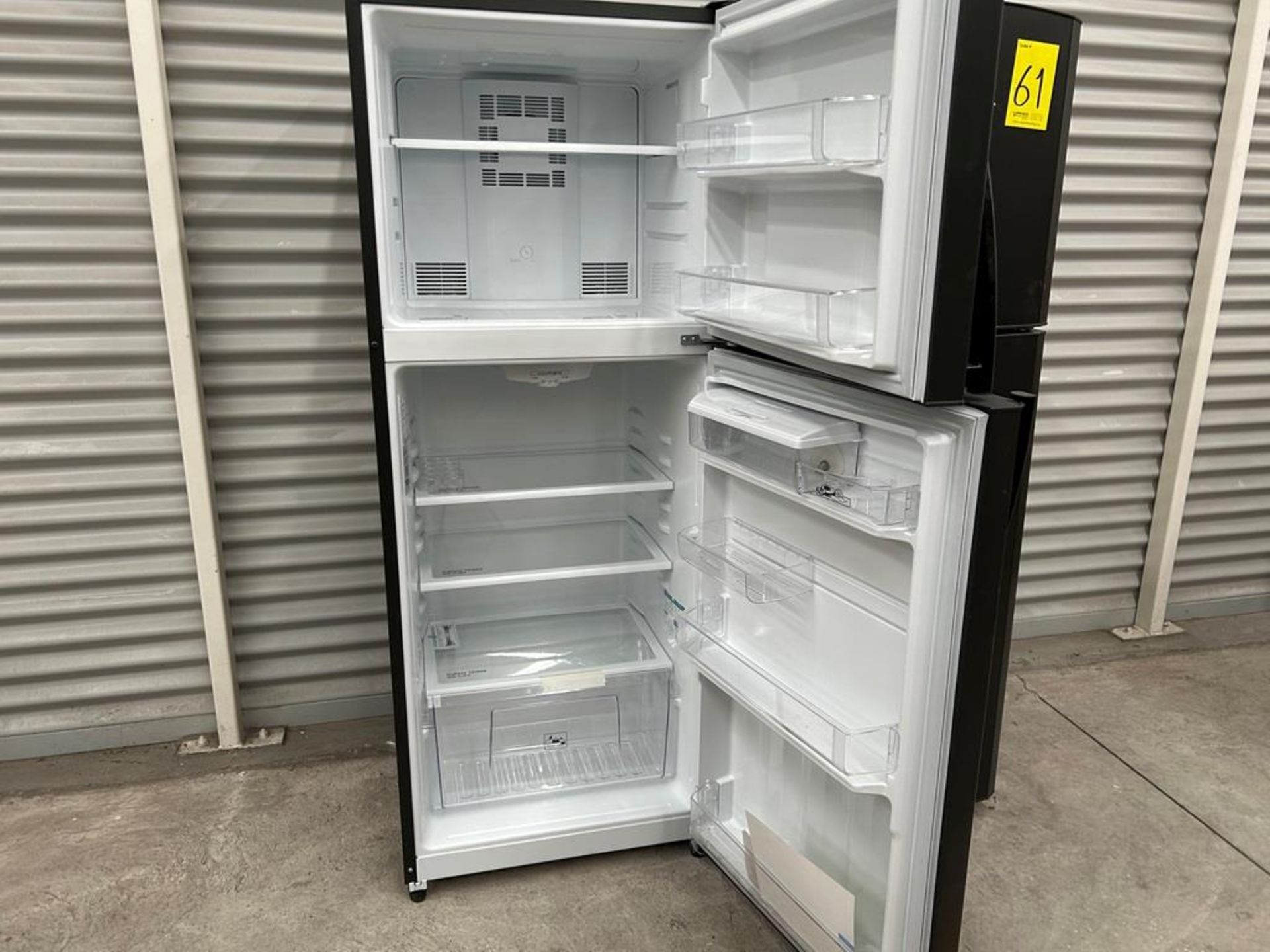 Lote de 2 refrigeradores contiene: 1 Refrigerador con dispensador de agua Marca MABE, Modelo RME360 - Image 4 of 16