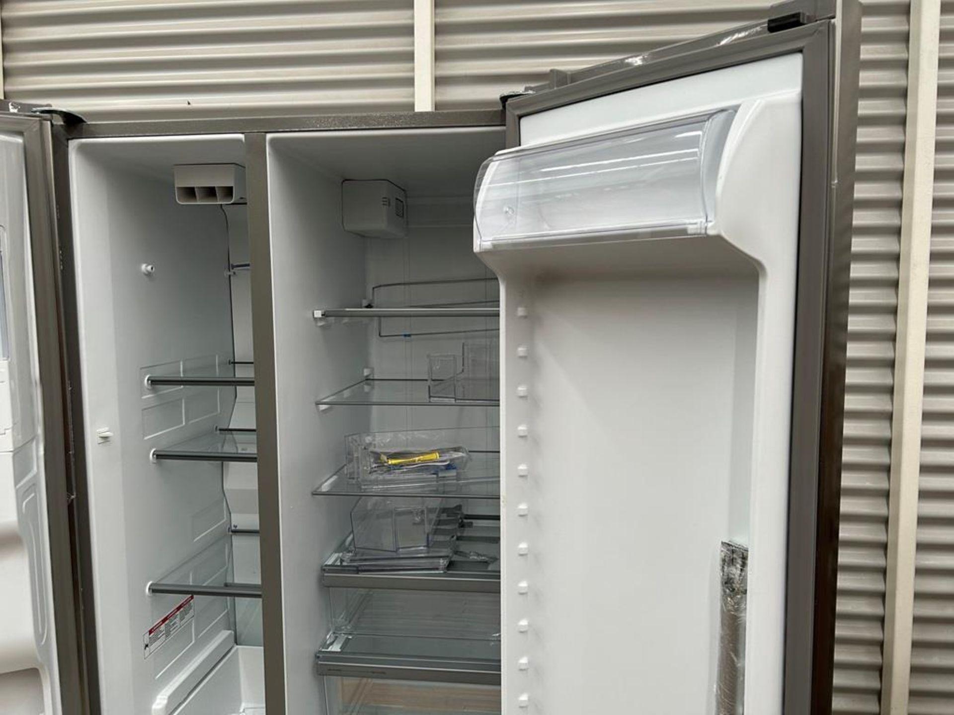 Refrigerador con dispensador de agua Marca WHIRPOOL, Modelo WD5720Z, Serie 25184, Color GRIS (Equip - Image 8 of 11