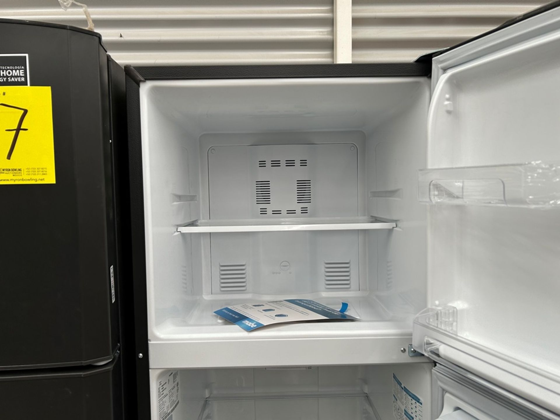 Lote de 2 refrigeradores contiene: 1 Refrigerador con dispensador de agua Marca MABE, Modelo RMA300 - Image 8 of 18