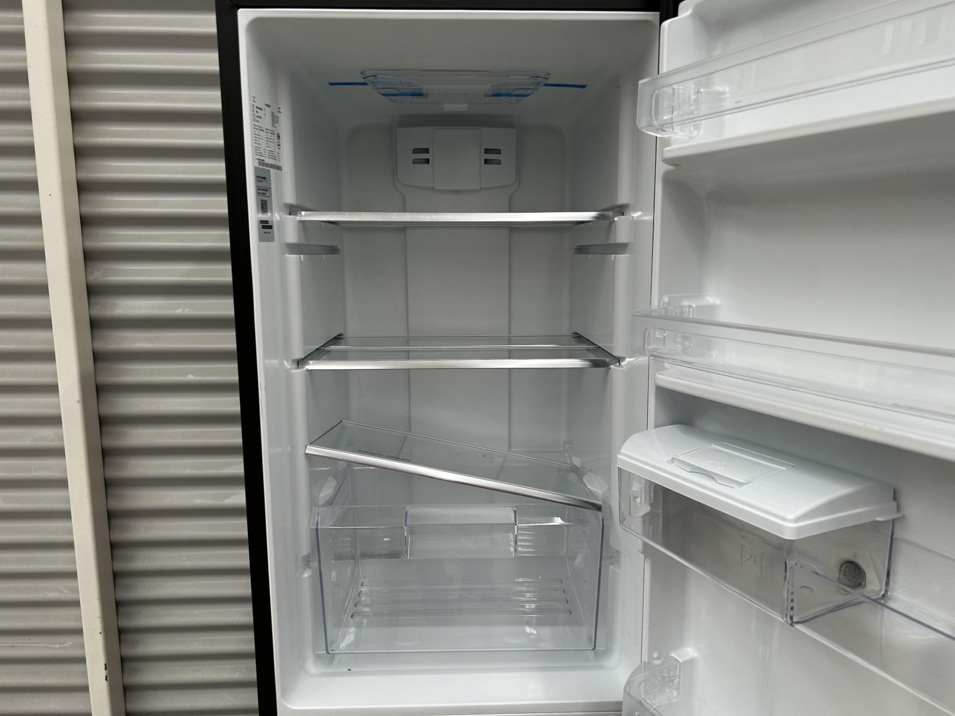 Lote de 2 refrigeradores contiene: 1 Refrigerador con dispensador de agua Marca MABE, Modelo RMB300 - Image 6 of 11
