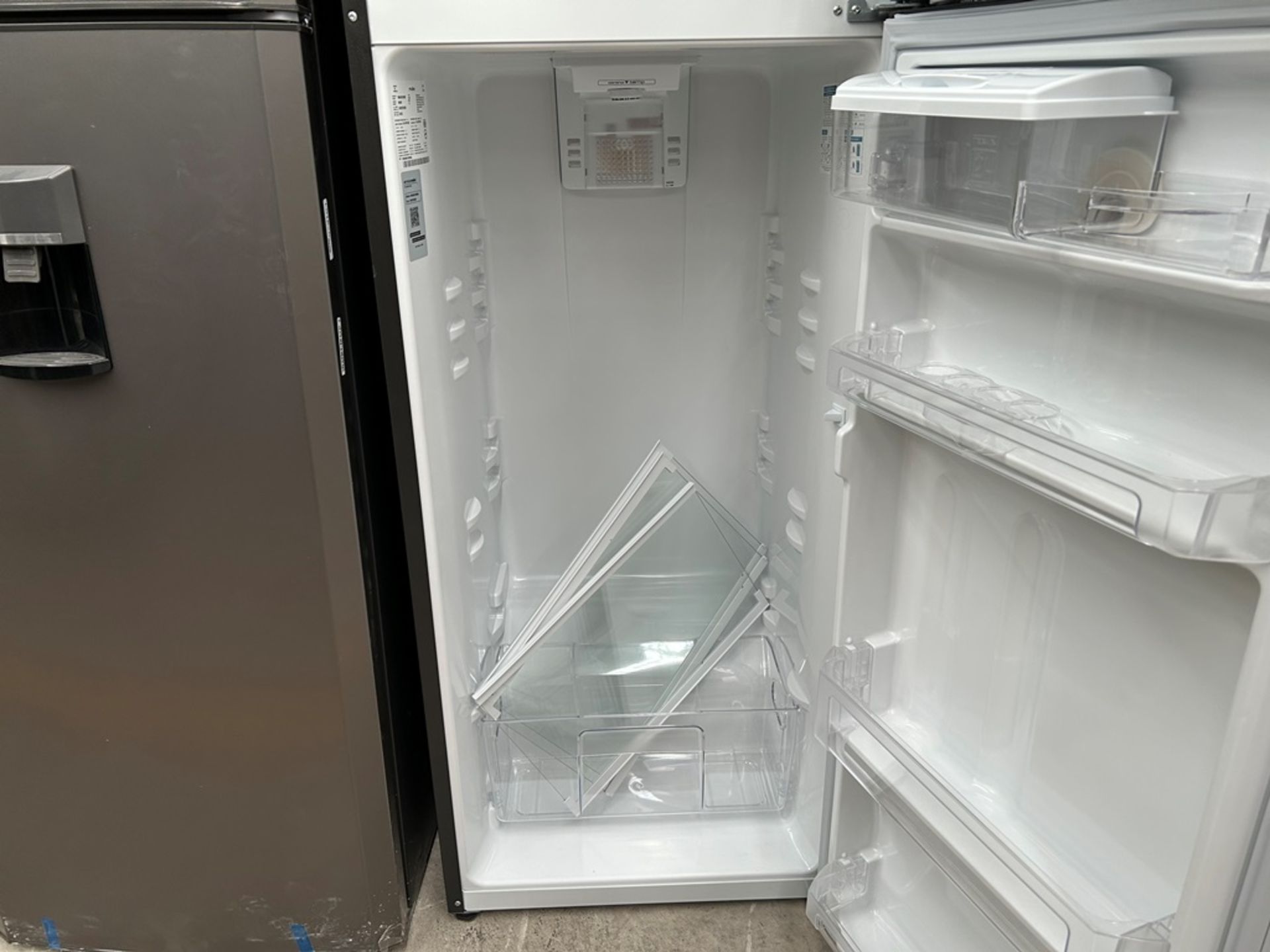 Lote de 2 refrigeradores contiene: 1 Refrigerador con dispensador de agua Marca MABE, Modelo RMA300 - Image 5 of 14